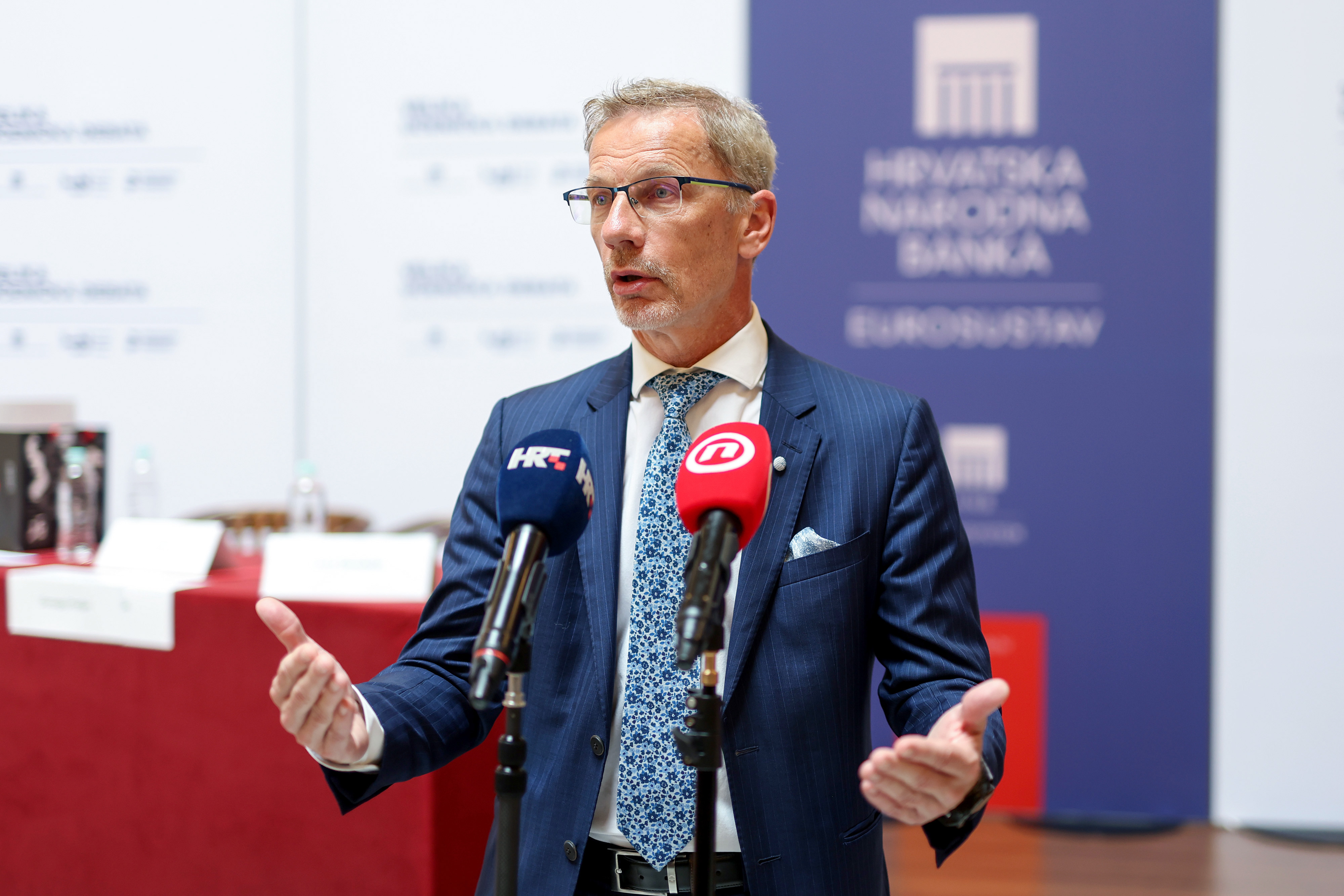 Zagreb: Guverner HNB-a Boris Vujčić dao je izjavu za medije nakon završetka debate
