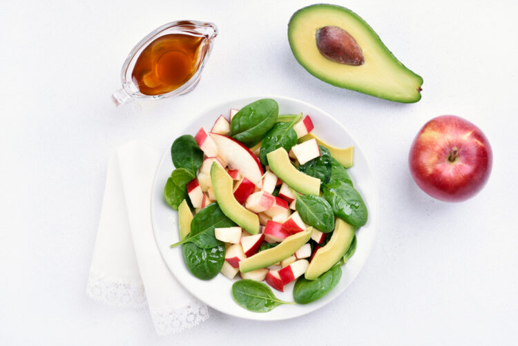 salata, jabuka, avokado, Healthy,Fruit,Salad,On,Light,Background,,Top,View.