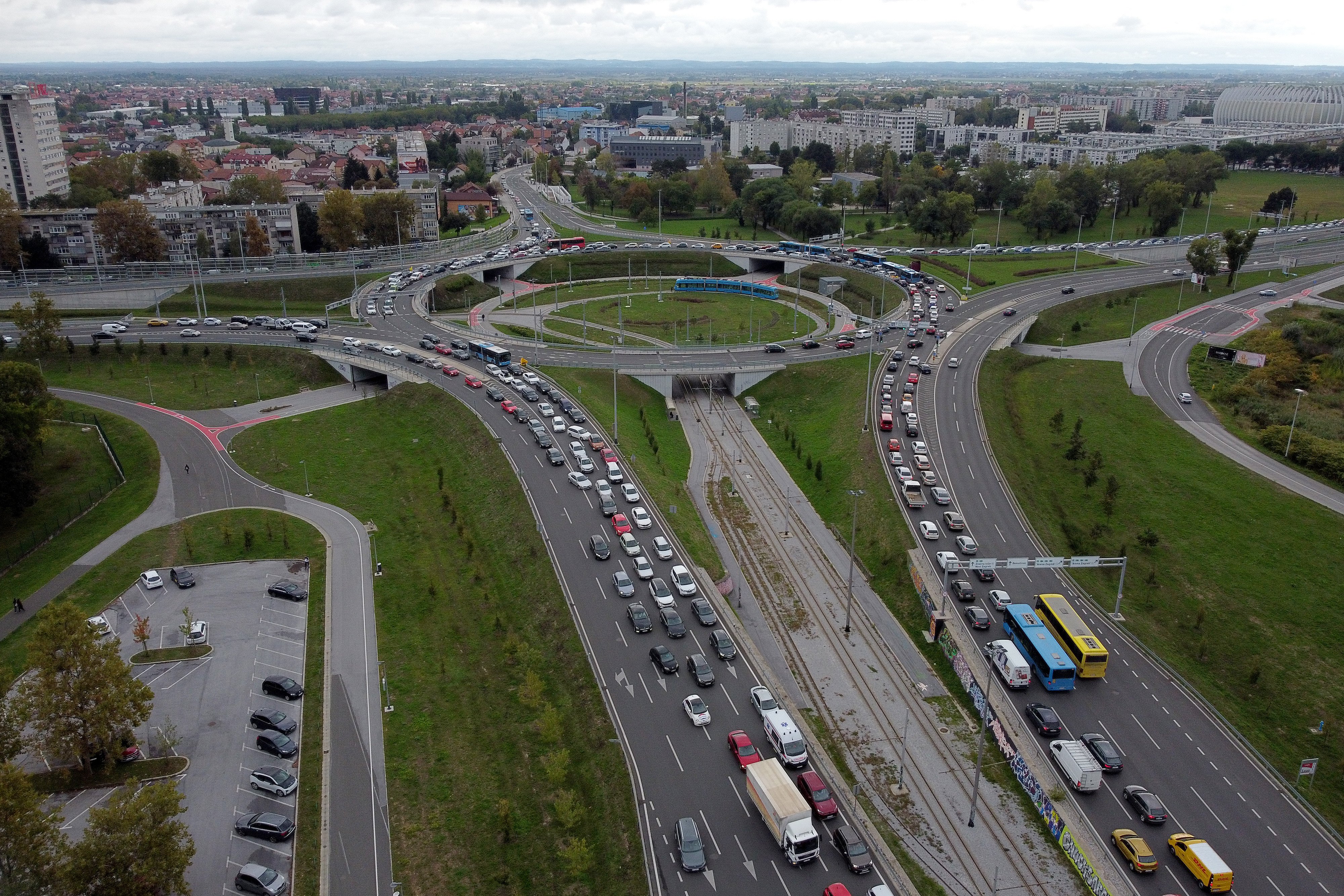 Zagreb: Pogled iz zraka na prometnu gužvu kod rotora u Remetincu