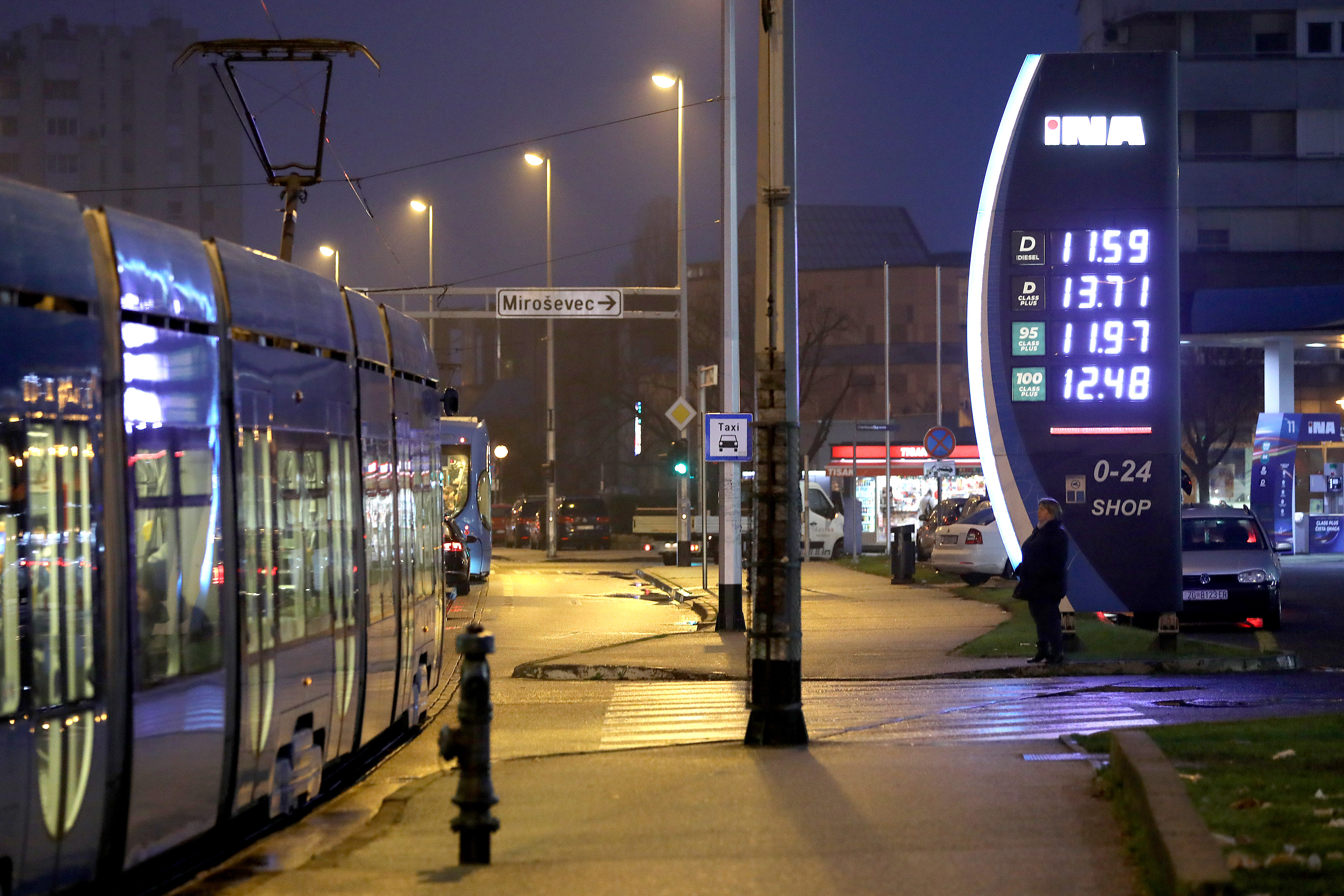 Zagreb: Od ponoći znatno jeftinije gorivo