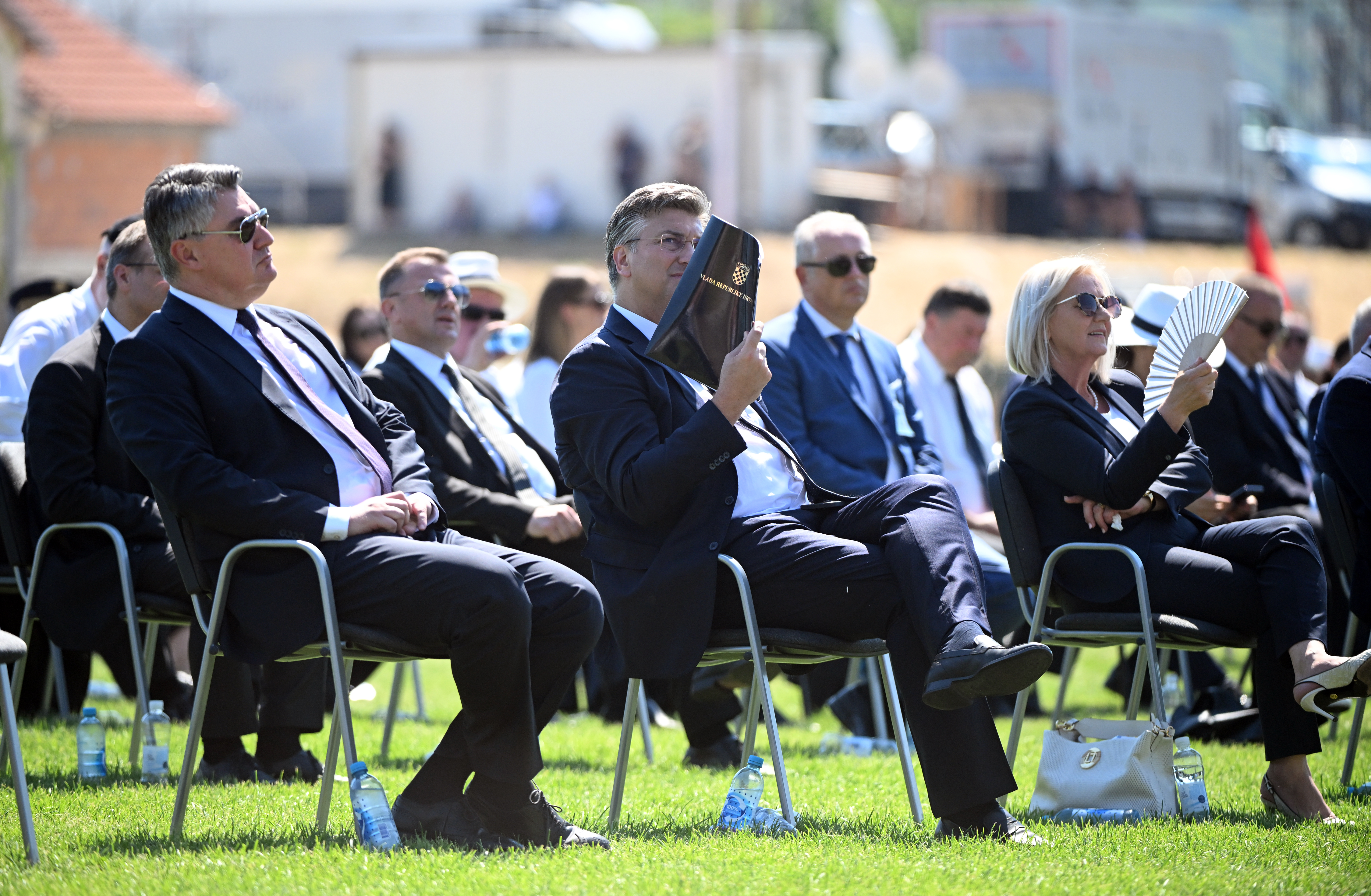 Knin: Zbog velike vrućine uzvanici na središnjoj proslavi Oluje koristili papire, lepeze i vodu