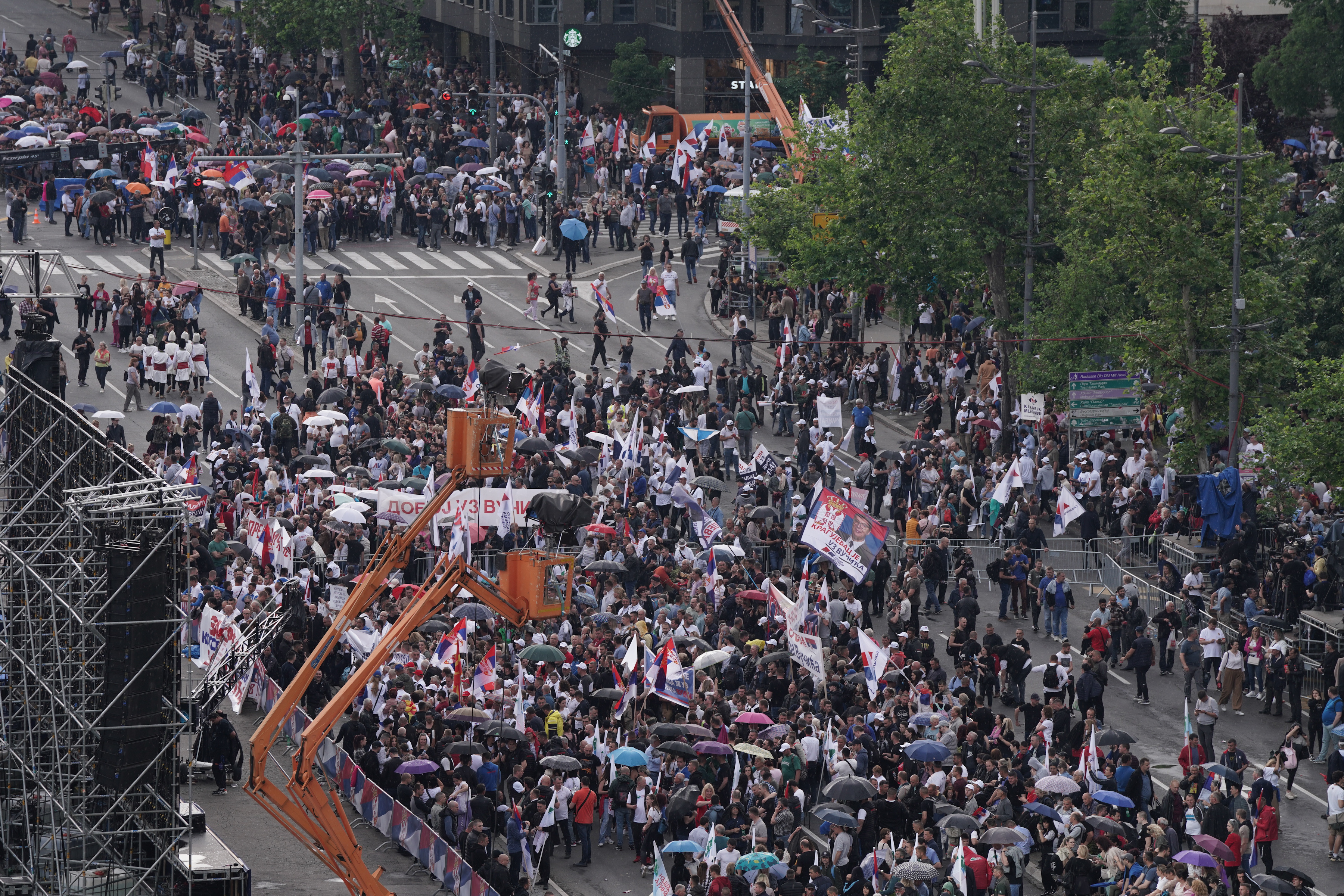 GRAÐANI PRISTIU NA PLATO ISPRED SKUPTINE SRBIJE