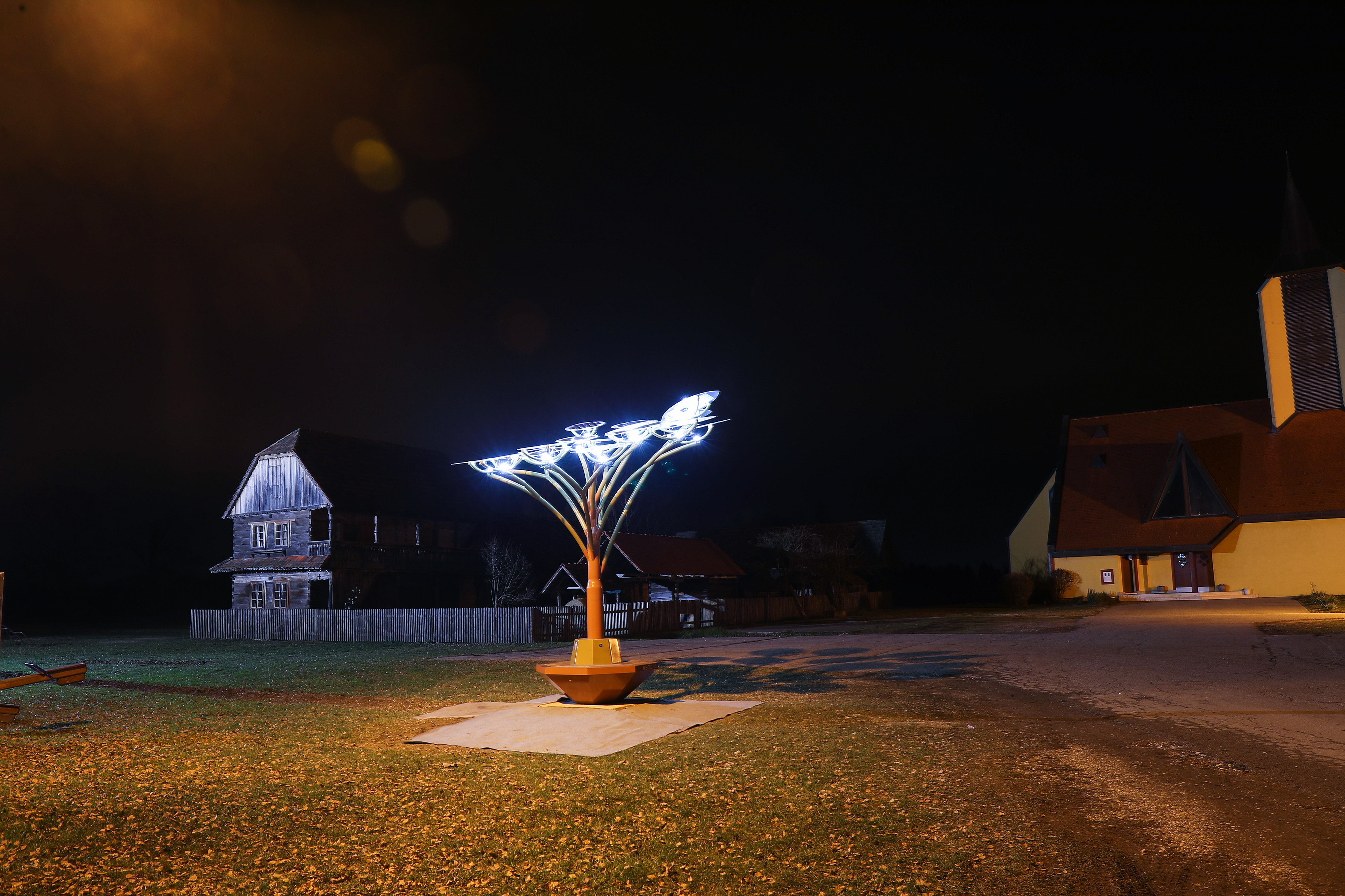 U Buševcu postavljeno solarno stablo