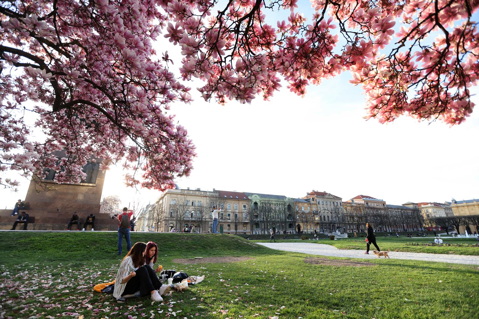 Zagreb: Građani uživali na suncu na Tomislavcu