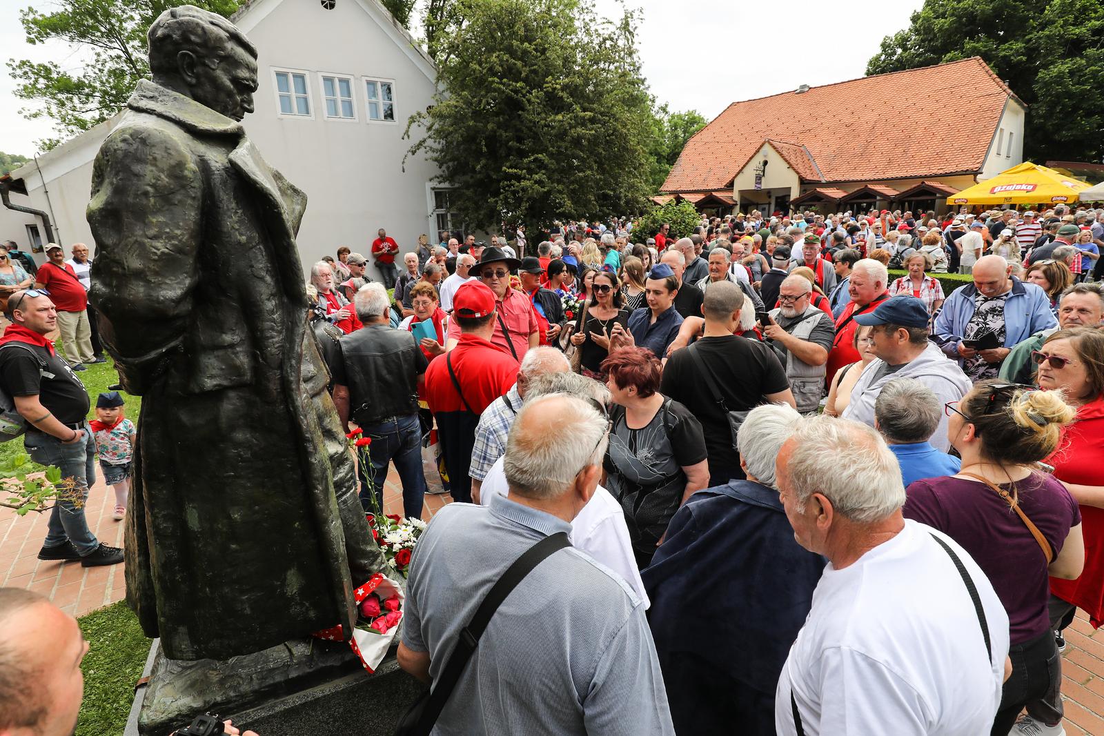 Stotine ljudi u Kumrovcu slavi Dan mladosti