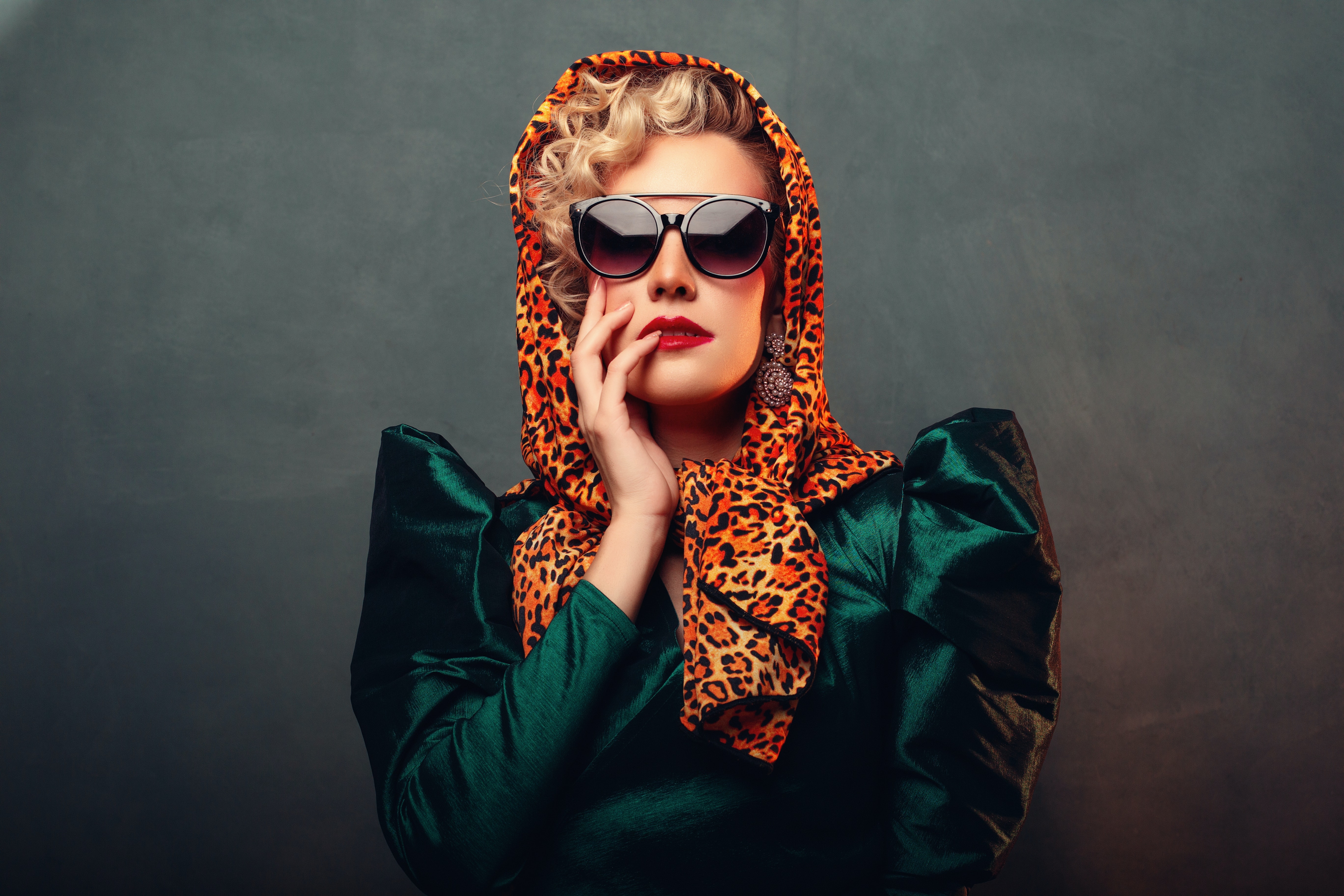 djevojka, žena, ljepota, sunčane naočale, naušnice, frizura, plava kosa, crveni ruž, horoskop, zodijak, marama