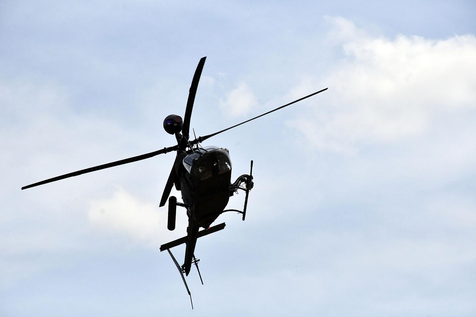 Atraktivne vježbe HV-a i policije na stadionu u Okučanima uz nastup akrobatske grupe HRZ-a „Krila Oluje“