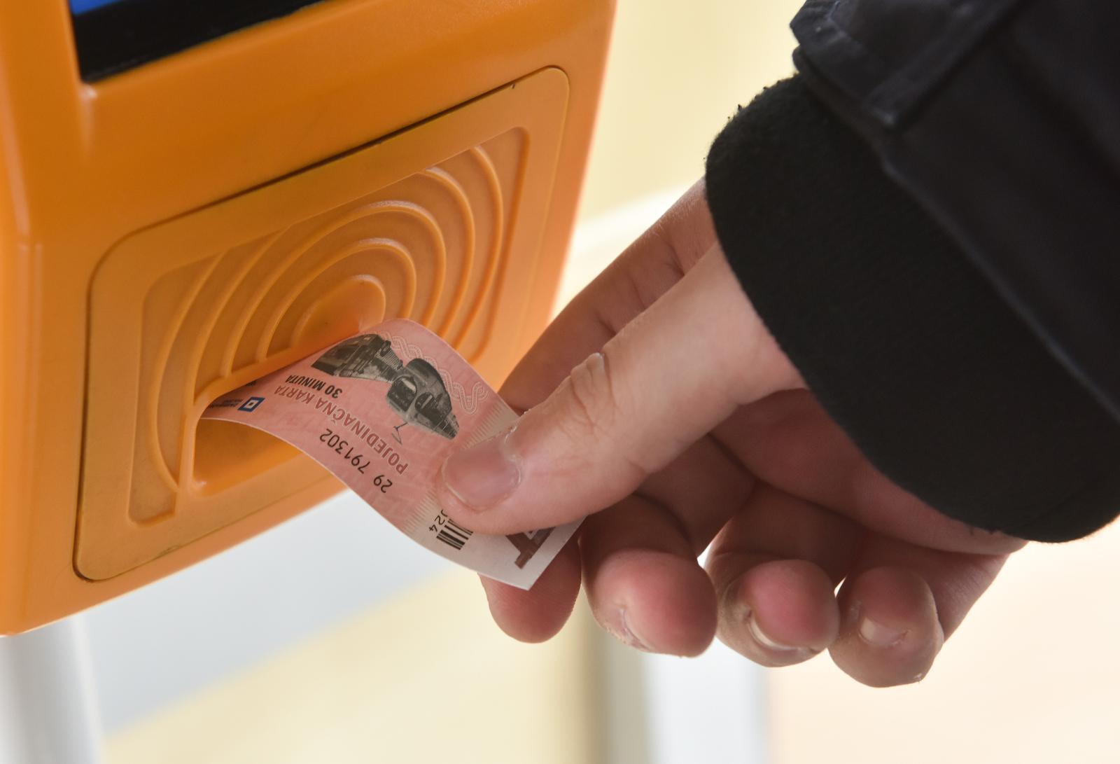 Zagreb: ZET u prodaju pustio karte koje su ire od uobi?ajenih, pa se ne mogu ponititi na aparatima