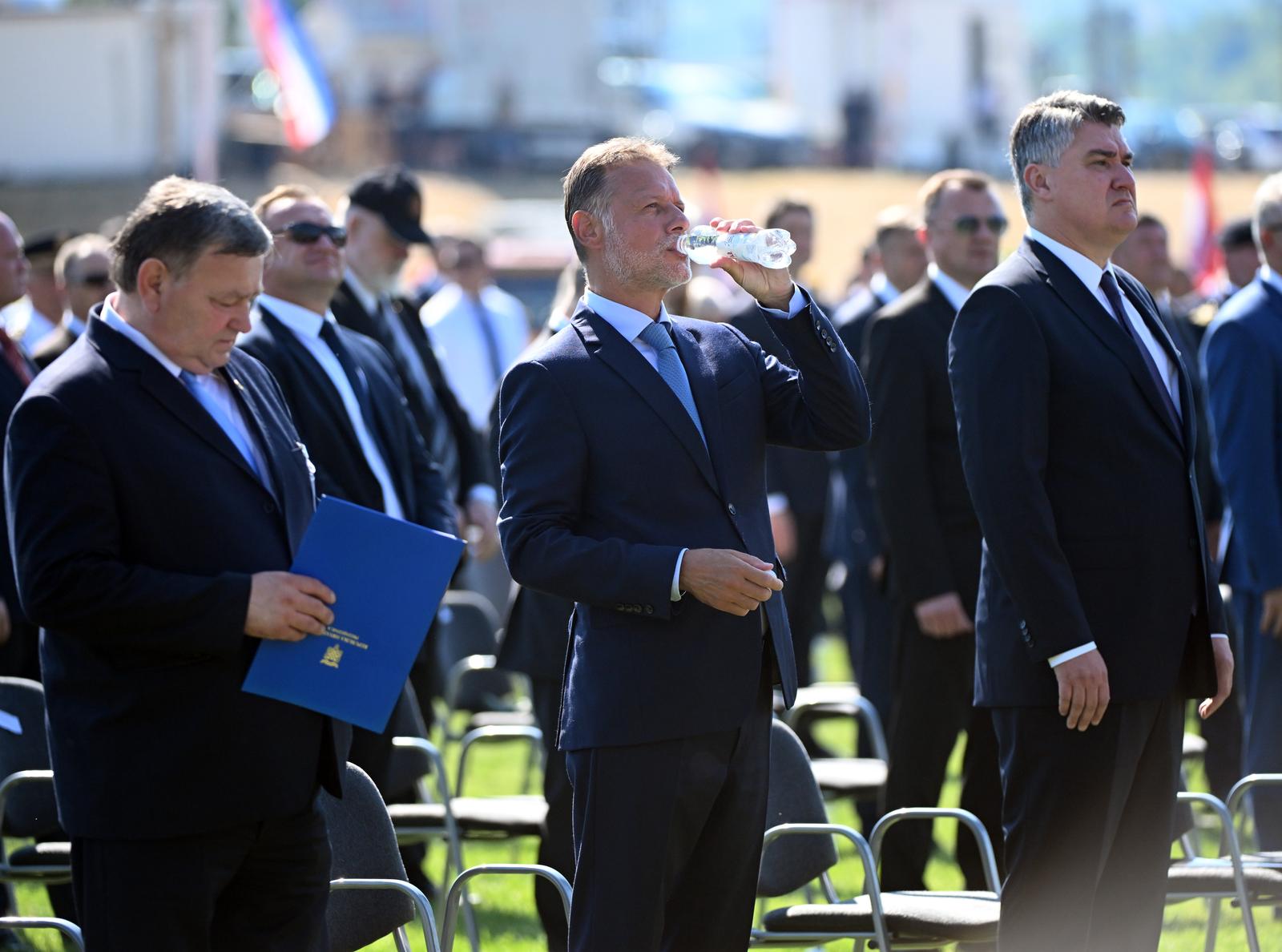 Knin: Zbog velike vrućine uzvanici na središnjoj proslavi Oluje koristili papire, lepeze i vodu