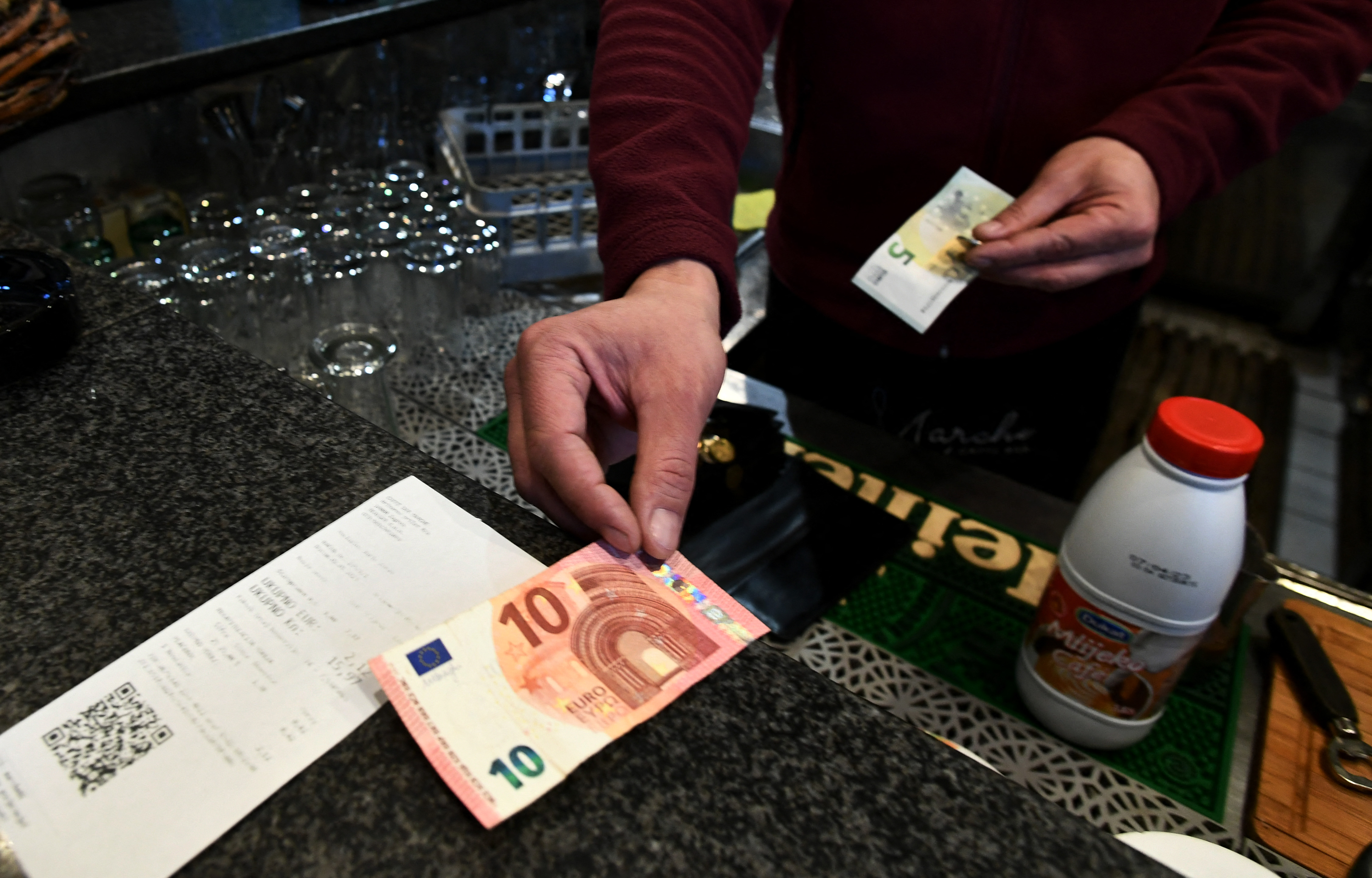 ugostiteljstvo, konobar, napojnice, manča