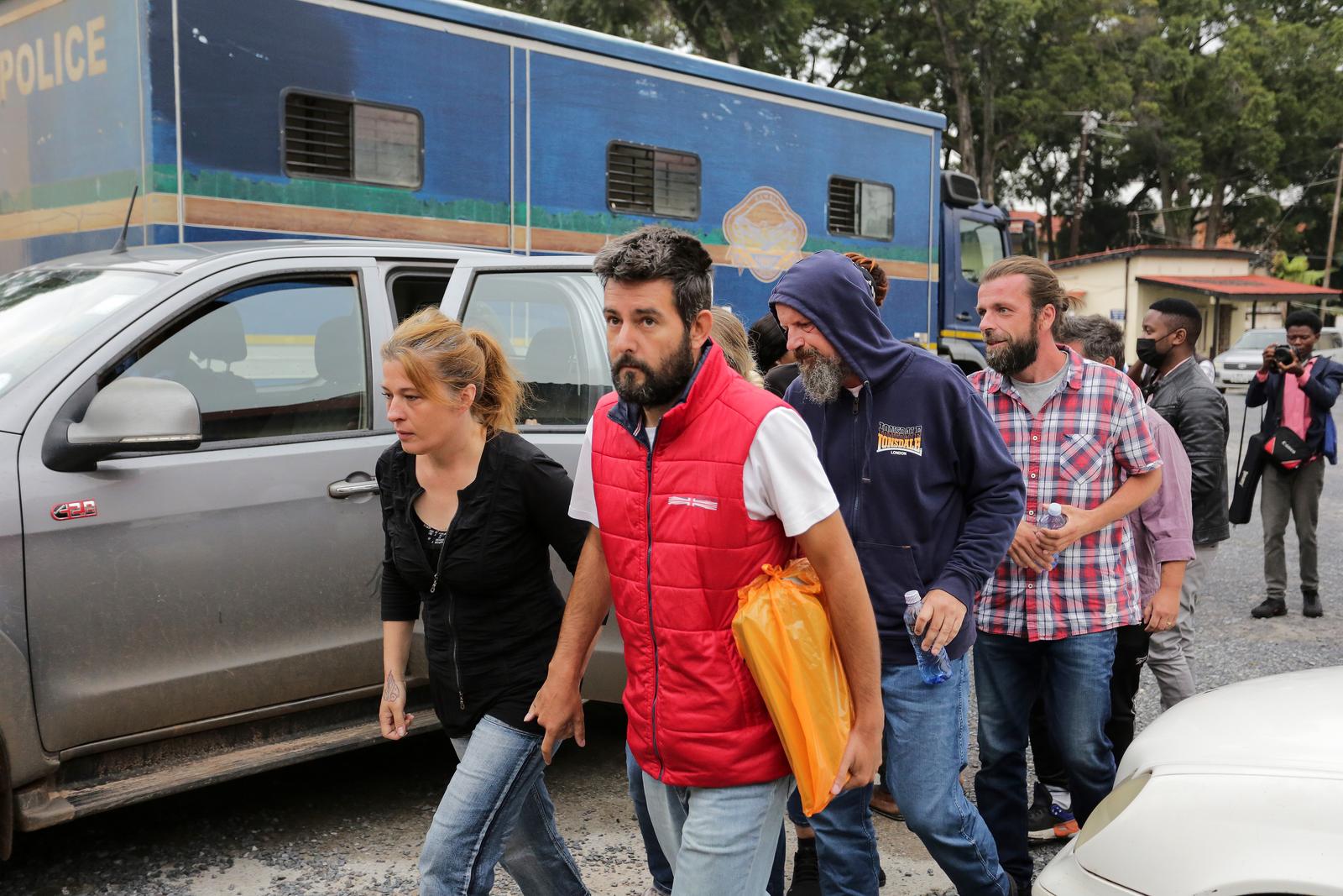 Hrvatski državljani dolaze na sud u Ndoli