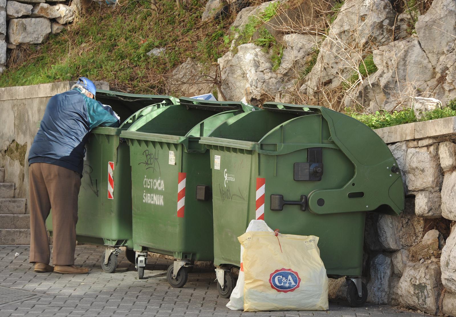 ibenik: Sve vie ljudi preivljava skupljaju?i PET ambalau