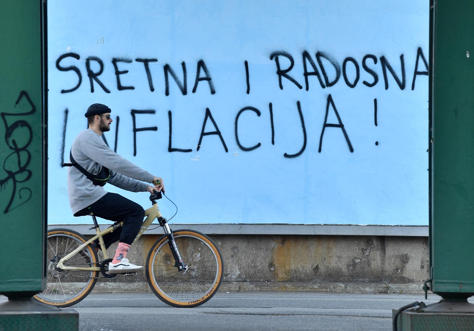 Umjesto jumbo plakata i reklame osvanuo je natpis: "Sretna i radosna inflacija"