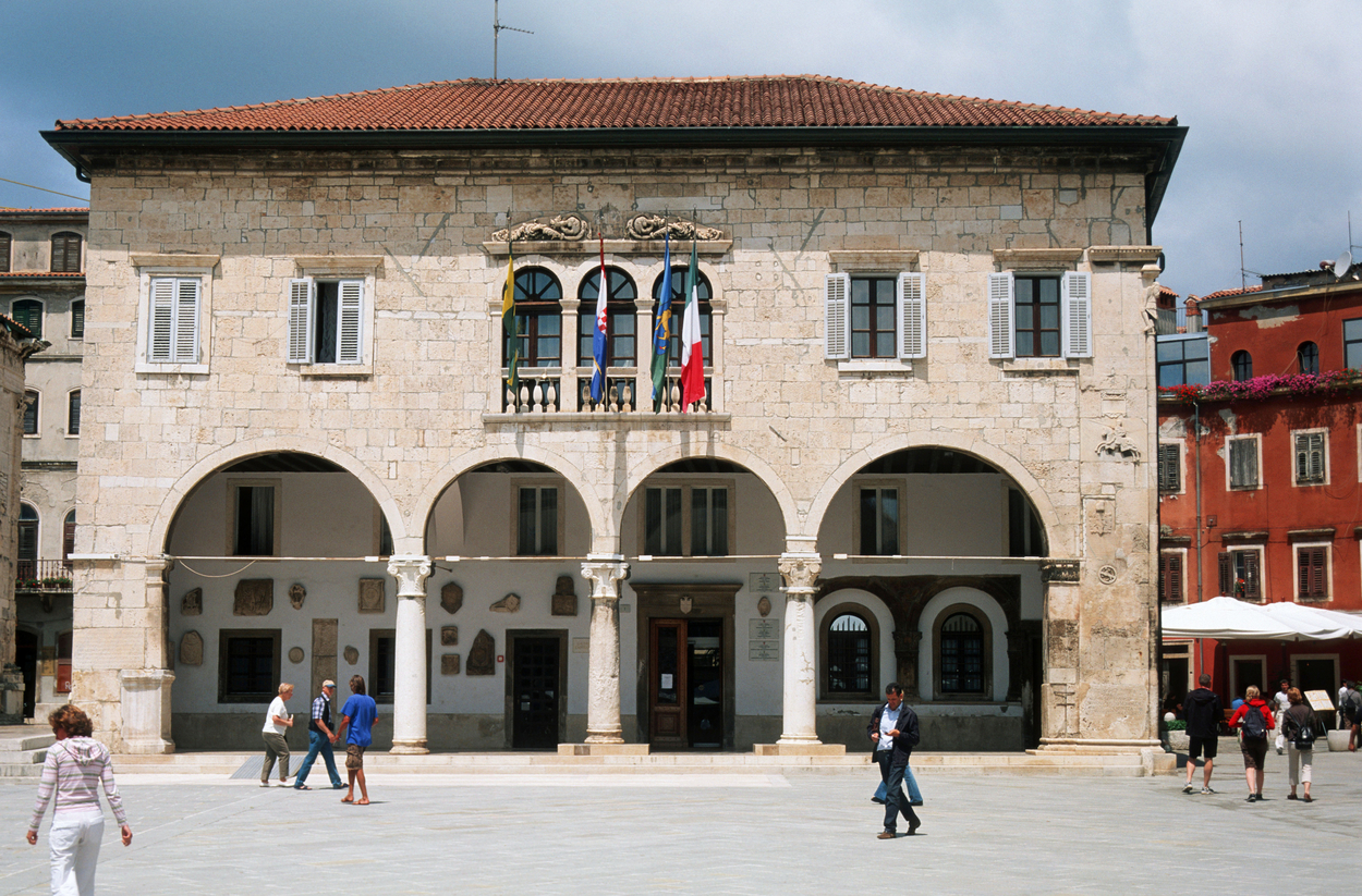 Gradska vijećnica u Puli