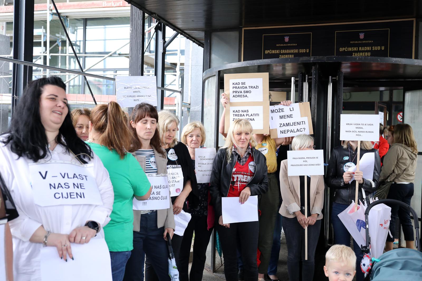 Zagreb: Štrajk državnih i lokalnih službenika i namještenika ispred Općinskog građanskog suda