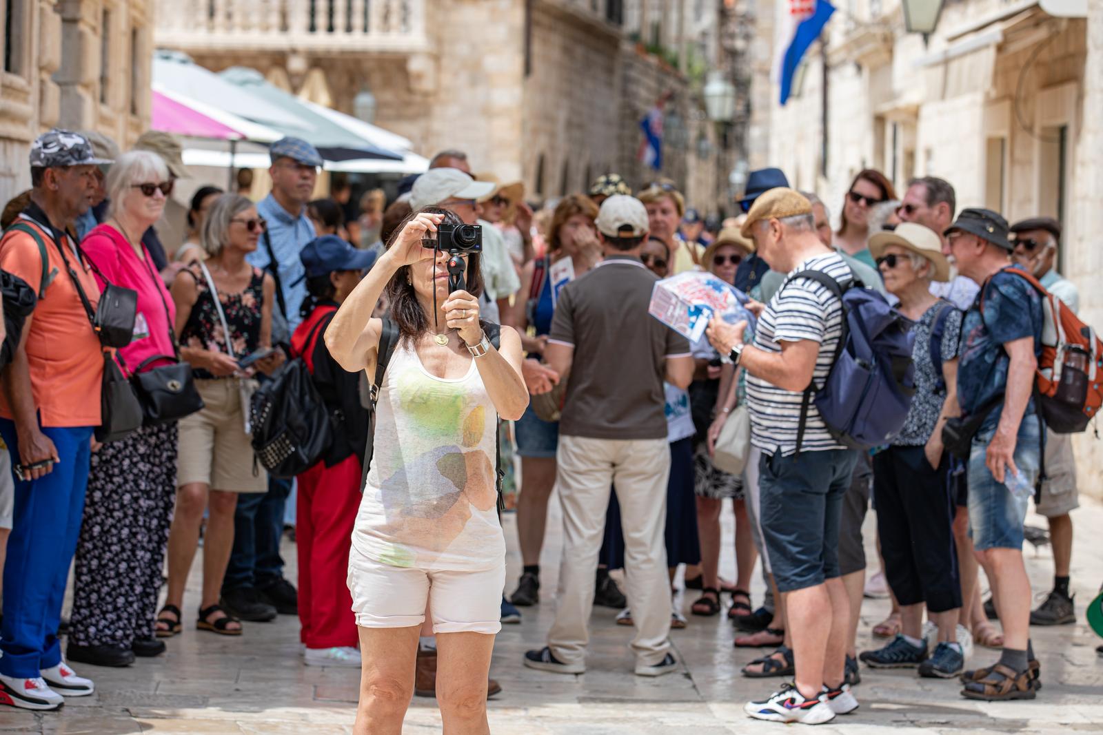 Dubrovnik: Meteorolozi najavljuju pogoršanje vremena pa su brojni turisti iskoristili da uživaju još malo u suncu prilikom obilaska grada