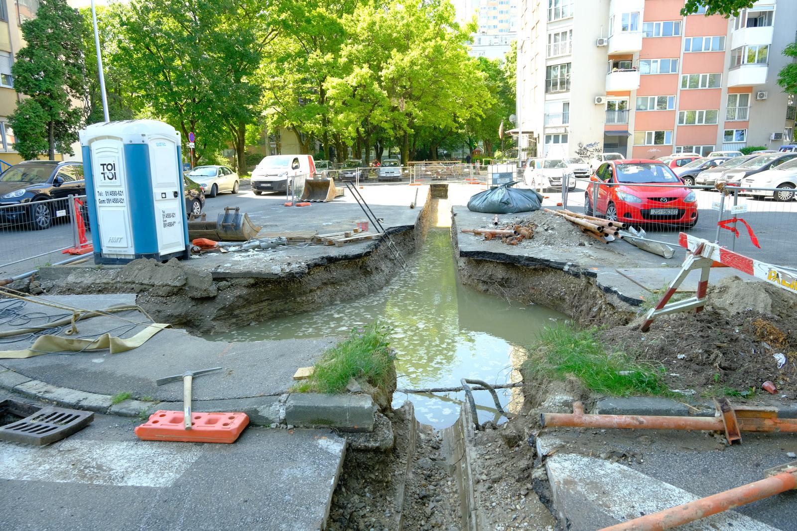 Zagreb: Pukla vodovodna cijev u Utrinama