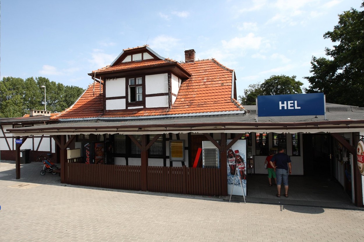 Hel, Poland. 27th Aug, 2016. People back home by trains after the vacations spent at the Baltic sea resort of Hel. On the last weekend of summer holidays in Poland thousands of people visited the Hel Peninsula to enjoy very warm and sunny weather. © Micha