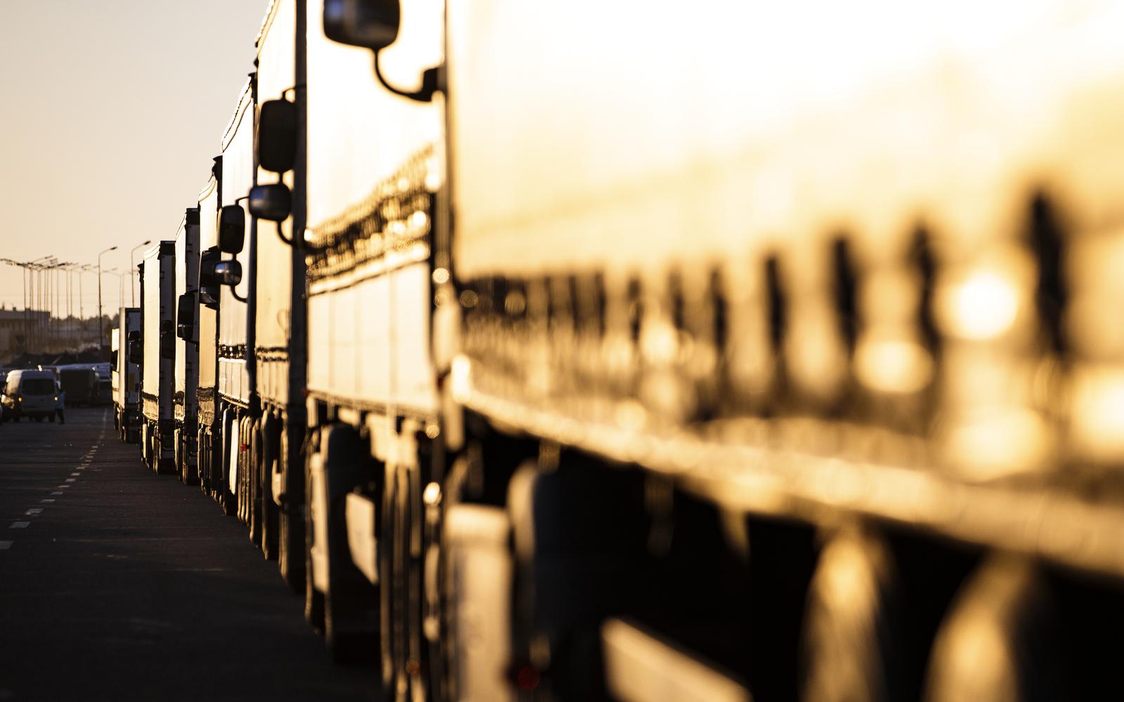 Kolona kamiona čeka za izlazak iz Ukrajine na graničnom prijelazu Korczowa-Krakovets