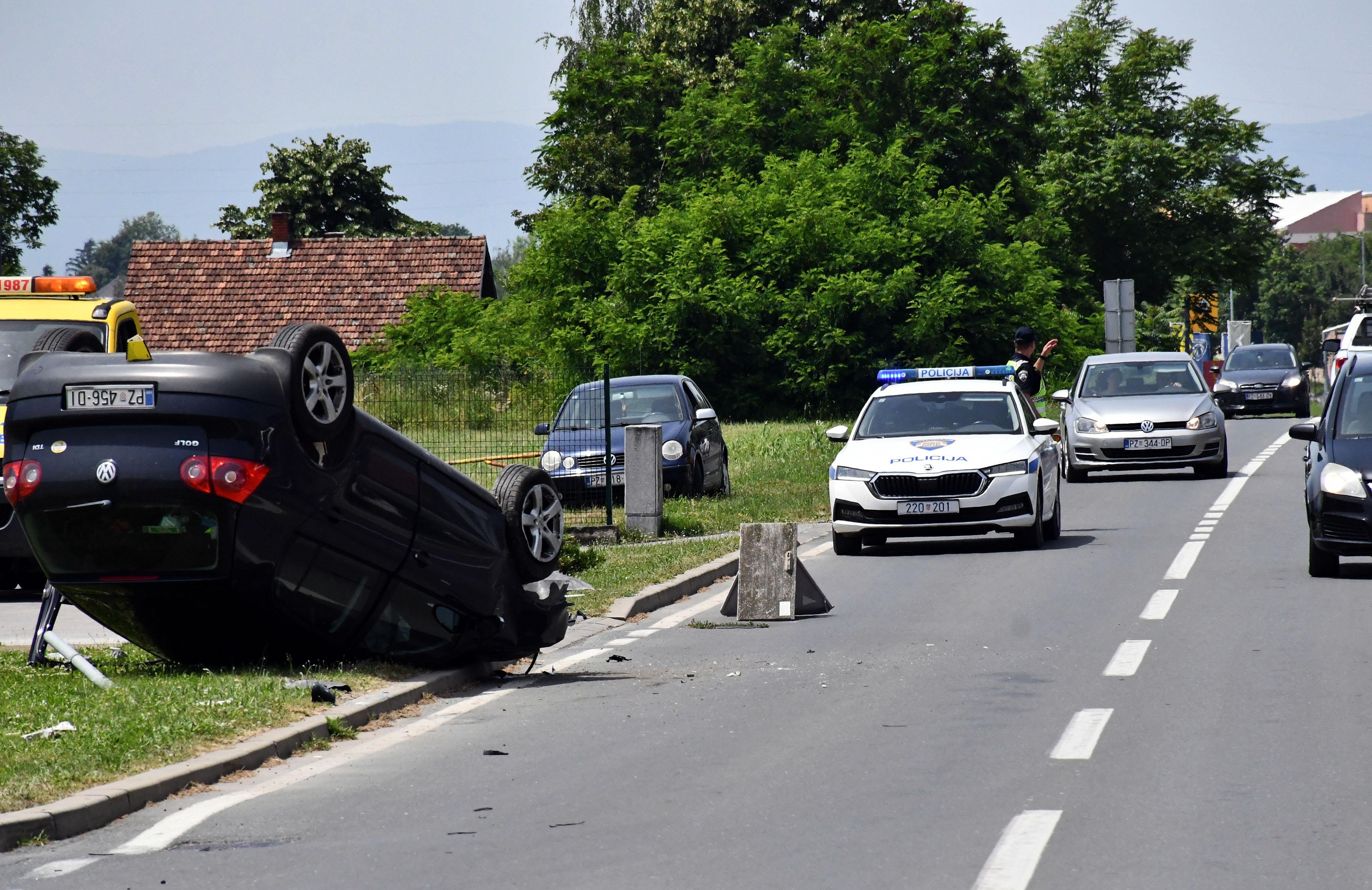 Požega: U prometnoj nesreći u Osječkoj ulici automobil završio na krovu