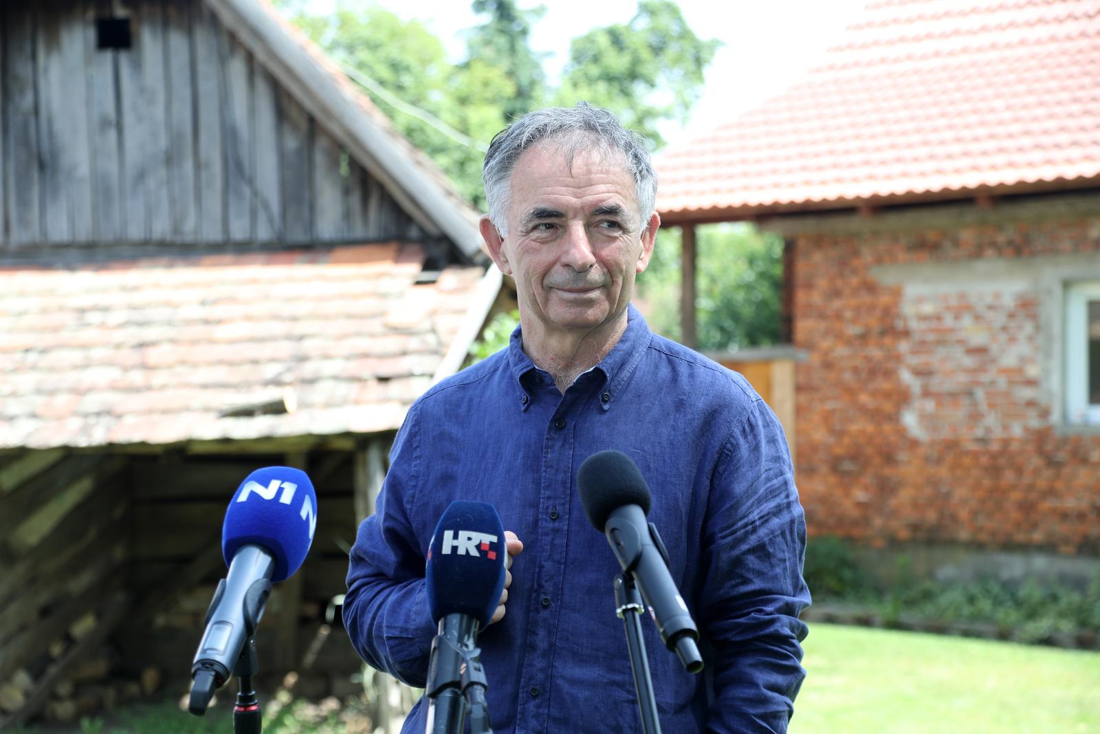 Petrinja: Potpisivanje ugovora o izgradnji zamjenske kuće za obitelj Peškir