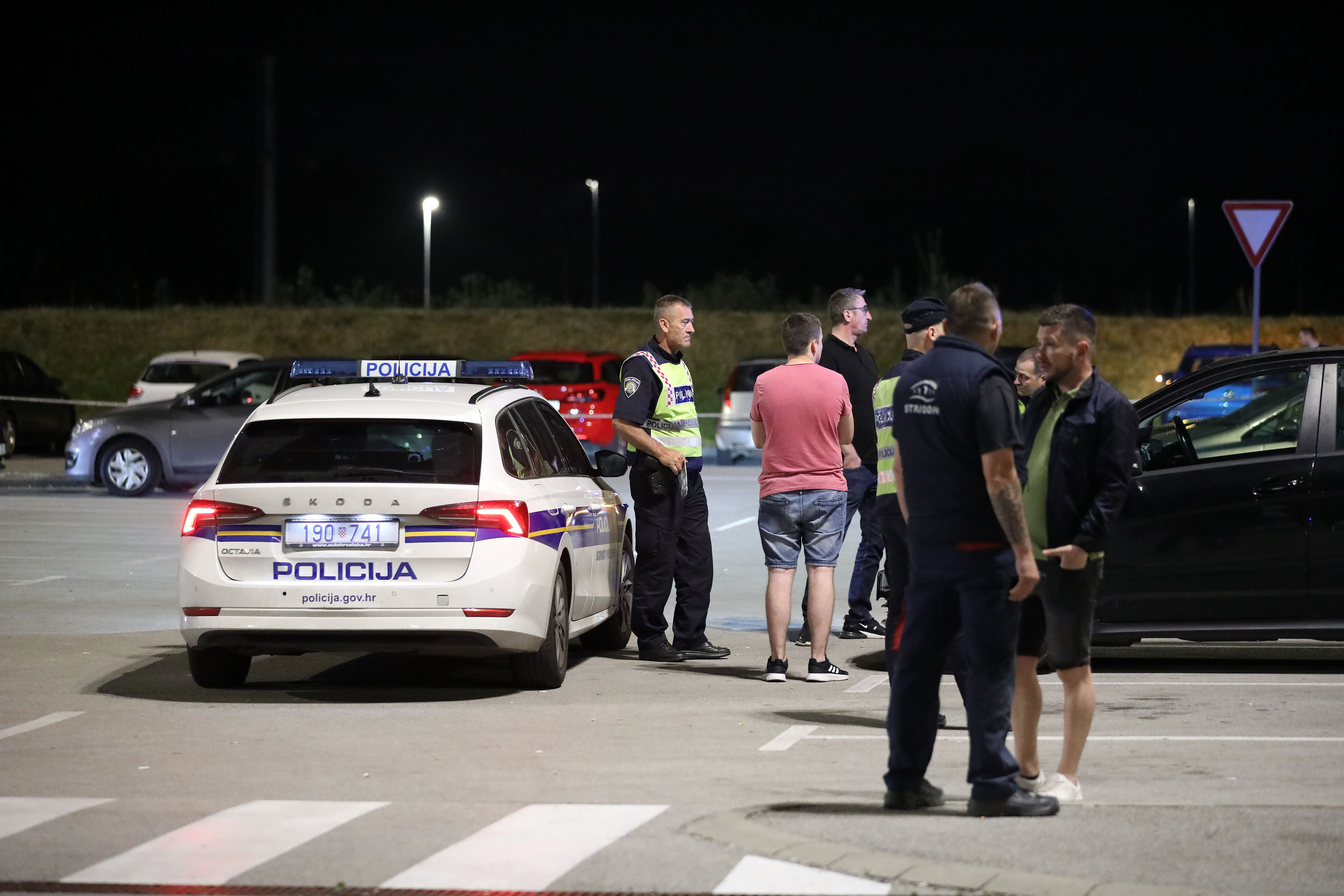 Užas u Buzinu, automobilom naletio na skupinu ljudi na parkiralištu trgovačkog centra 