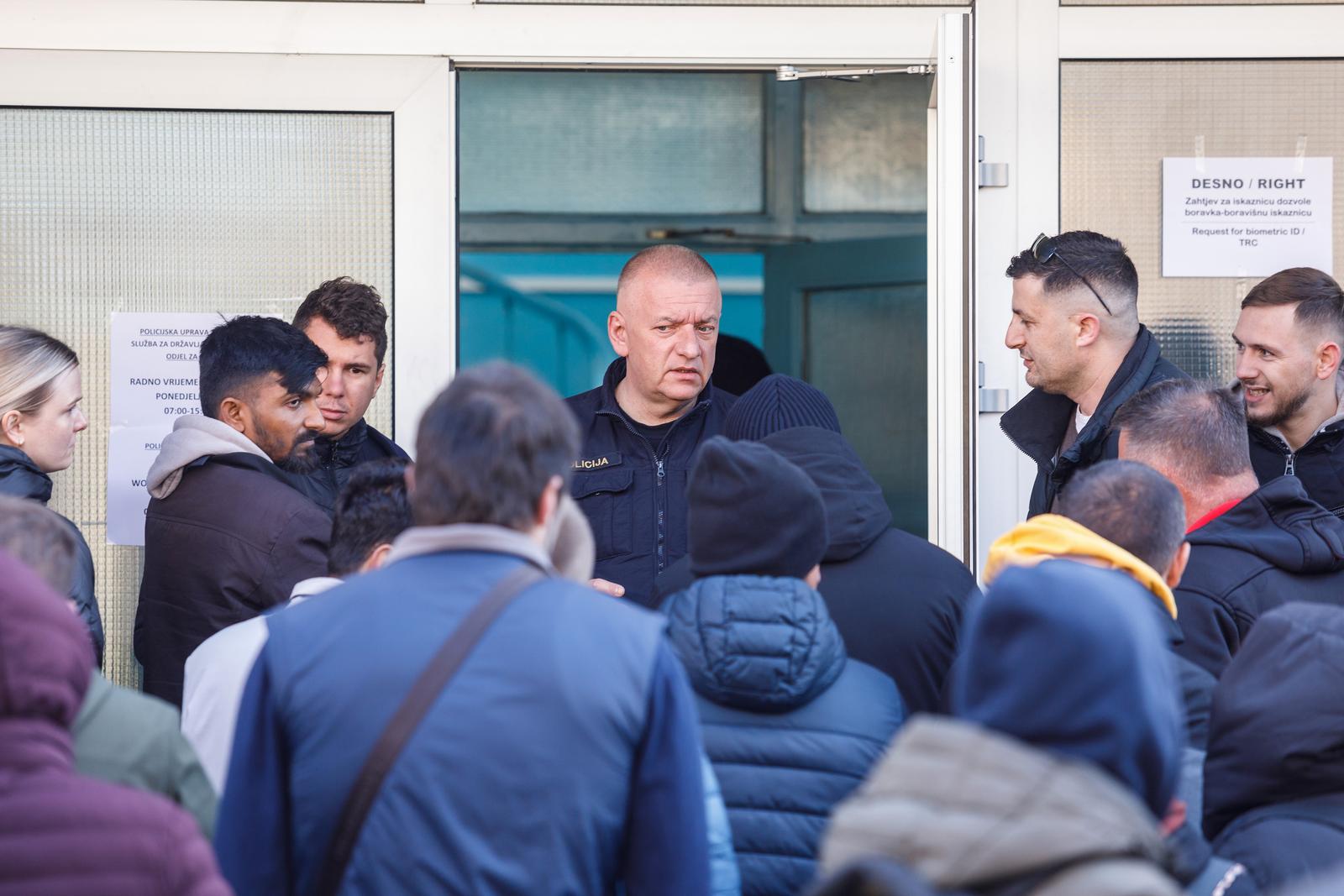 Zagreb: Strani radnici čekaju u redu ispred Službe za državljanstvo i statusna pitanja stranaca