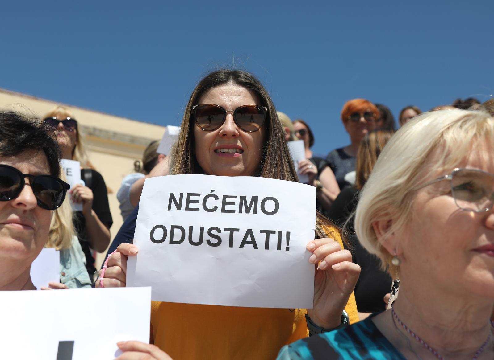 Šibenik: Djelatnici sudbene vlasti okupili se na poljani u štrajku