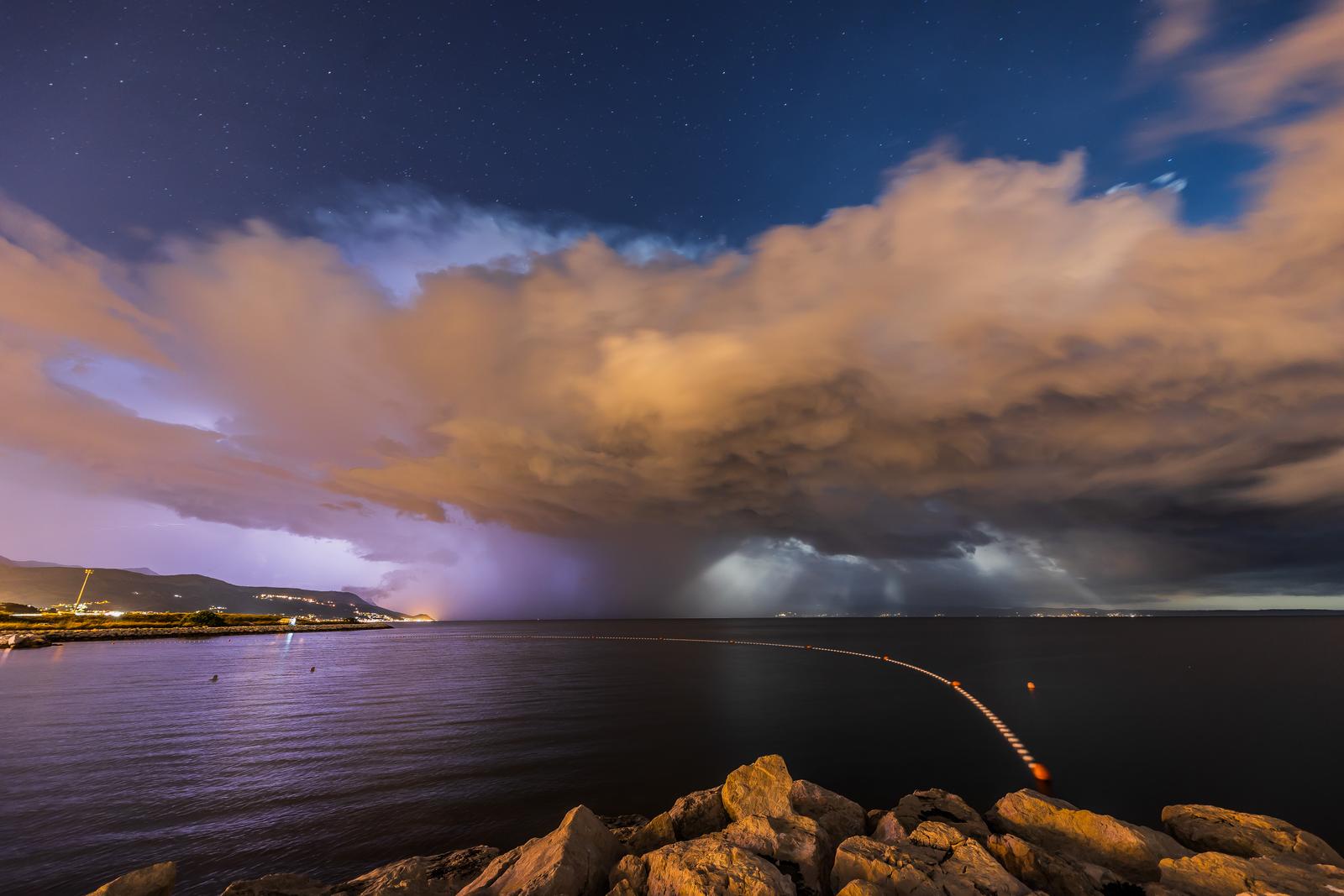 Olujni oblaci u okolici Splita