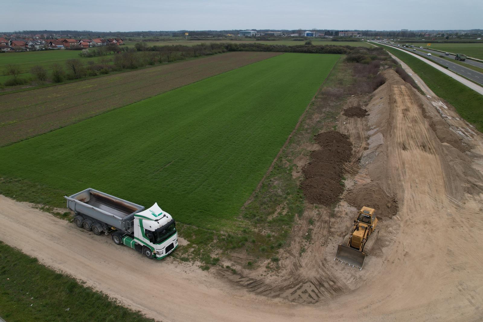 Pogled iz zraka na zemljište gdje se planira gradnja nogometnog kampa HNS-a