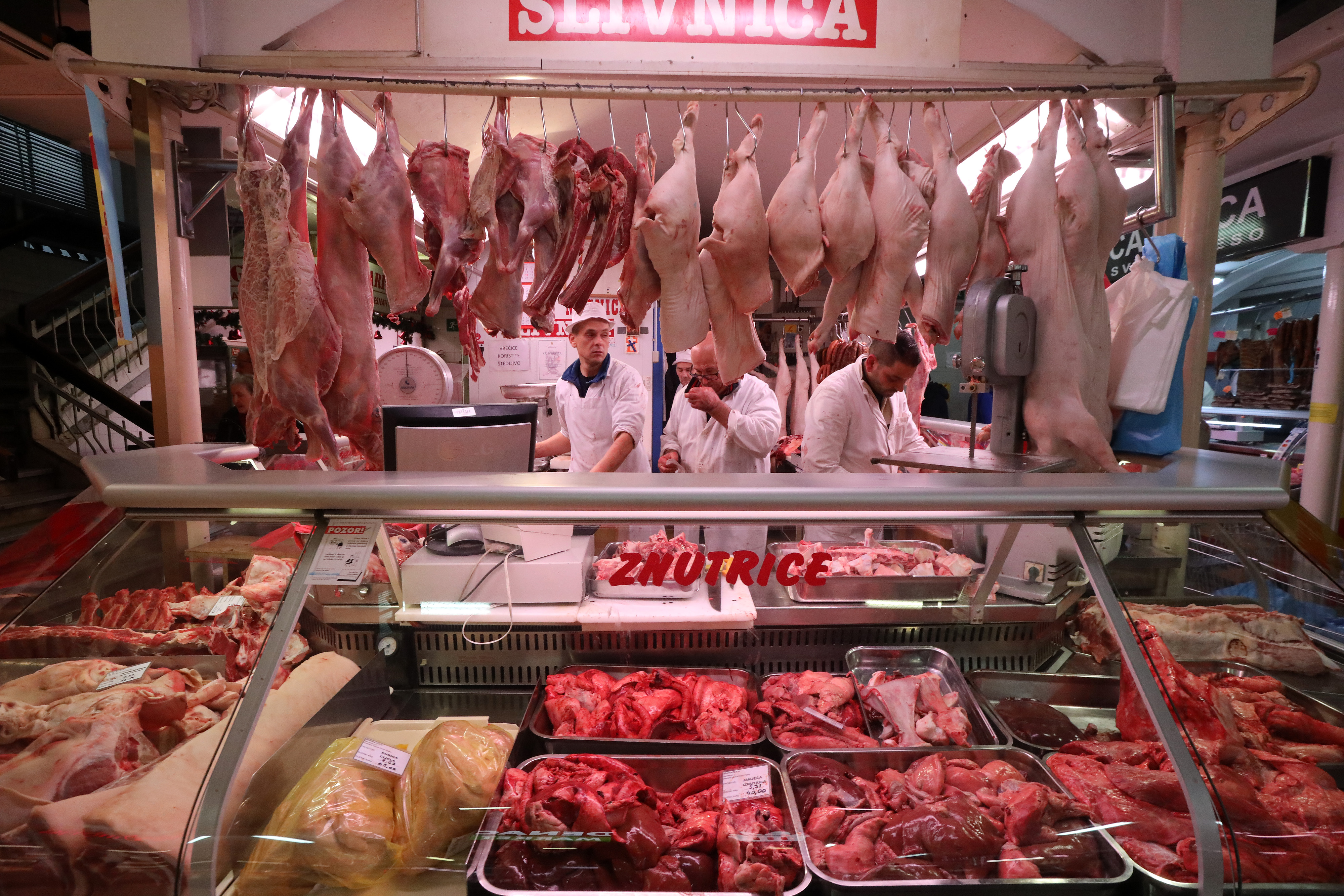 Rijeka: Dobro opskrbljene mesnice na tržnici uoči božićnih  blagdana