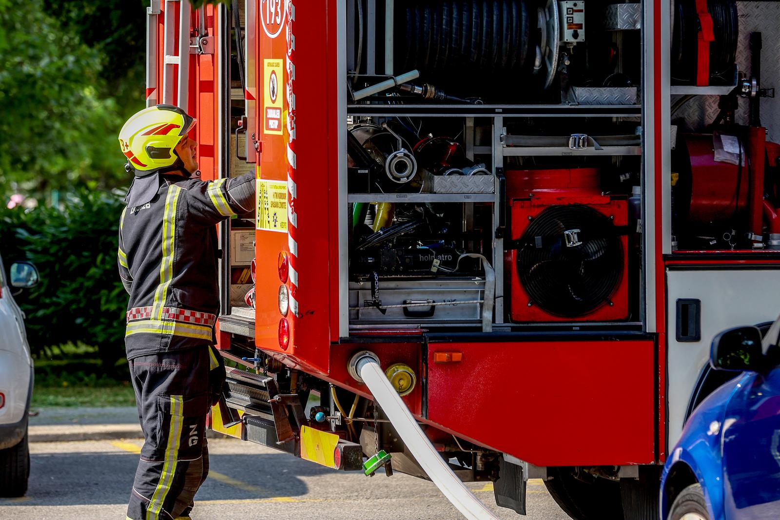 Zagreb: Vatrogasci ugasili požar stana u zgradi u naselju Špansko