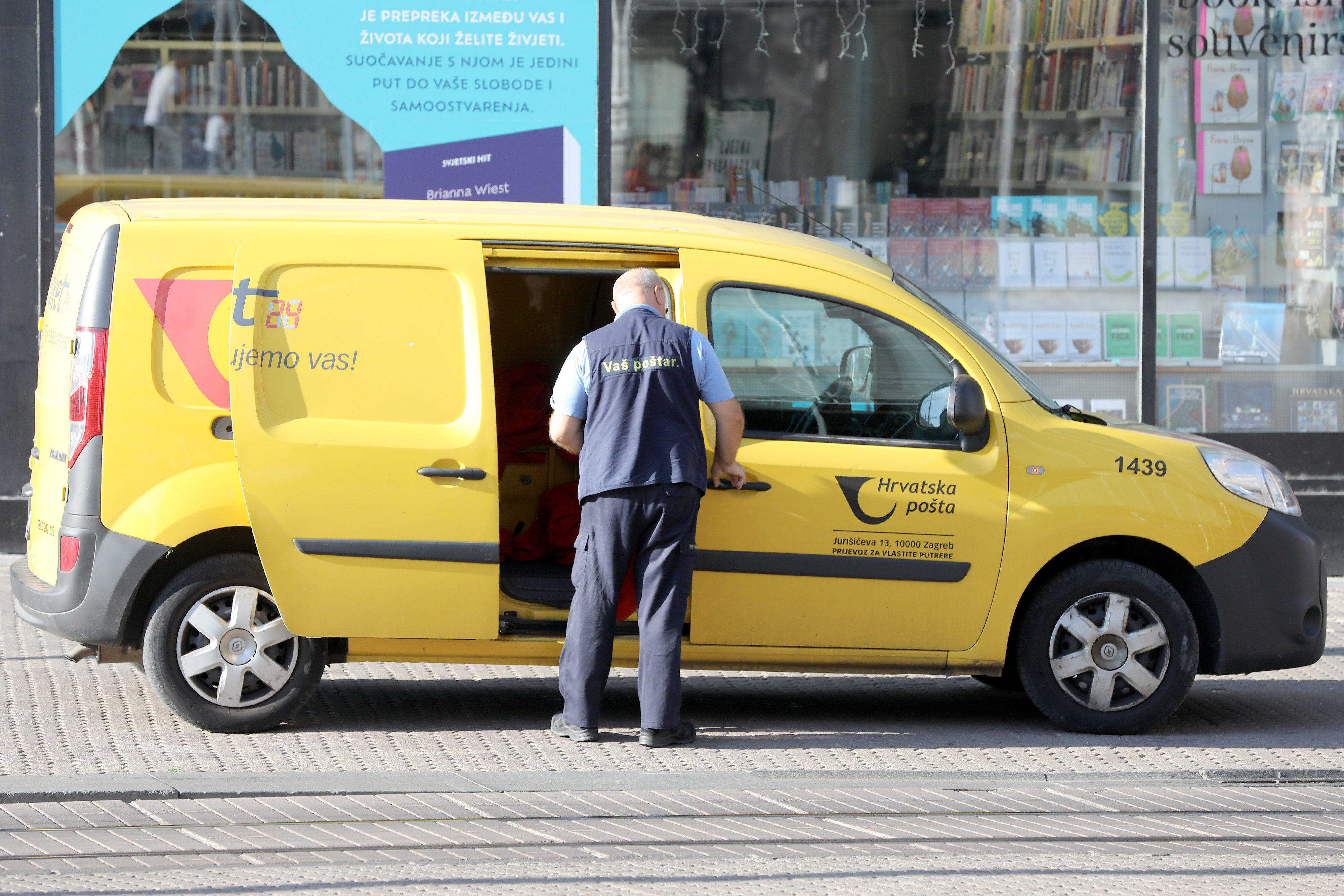 Dostavljač Hrvatske pošte