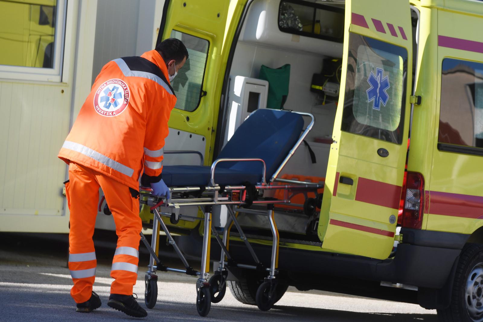 ibenik: Tim Hitne medicinske pomo?i ispred bolnice