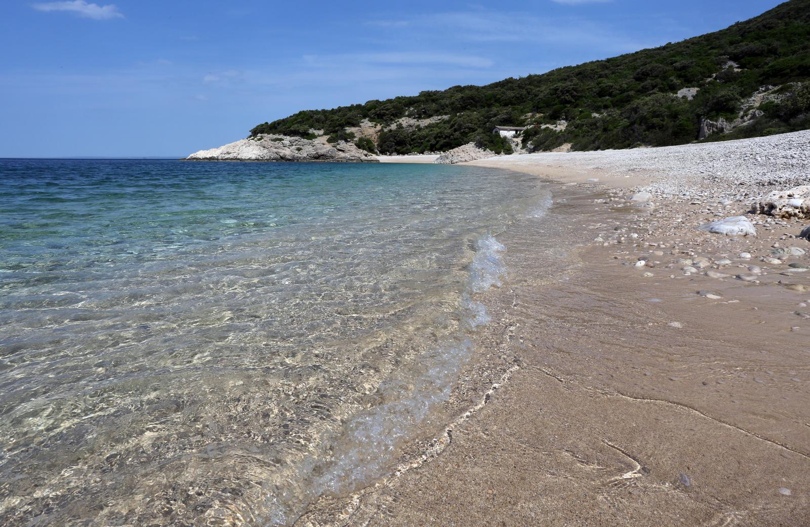 Plaža pod stijenama sela Lubenice na otoku Cresu