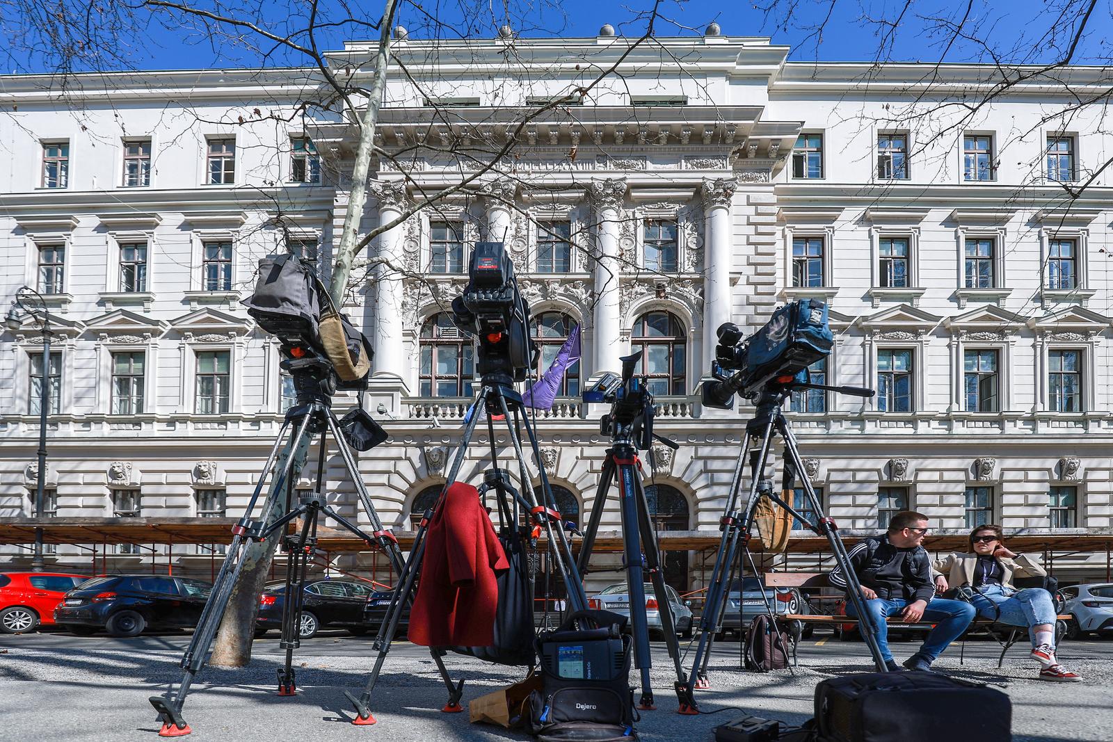 Zagreb: Brojni mediji ispred zgrade Županijskog suda na Zrinjevcu