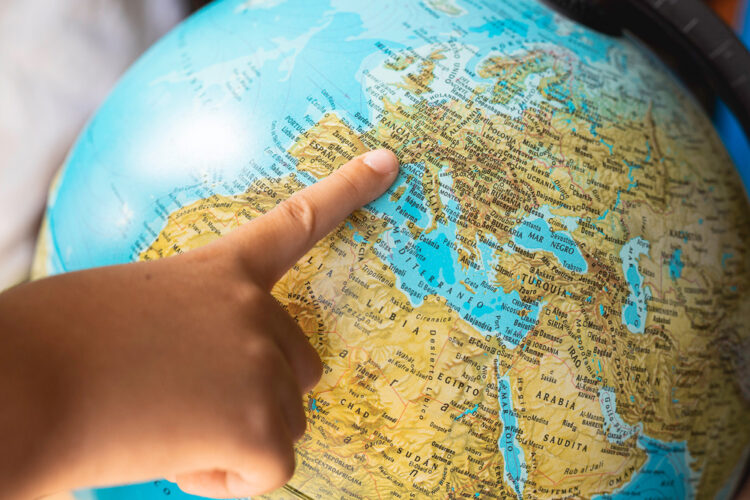 prst, mapa, svijet, globus, zemlja, karta svijeta, Child's,Finger,Indicating,A,Place,On,The,Globe