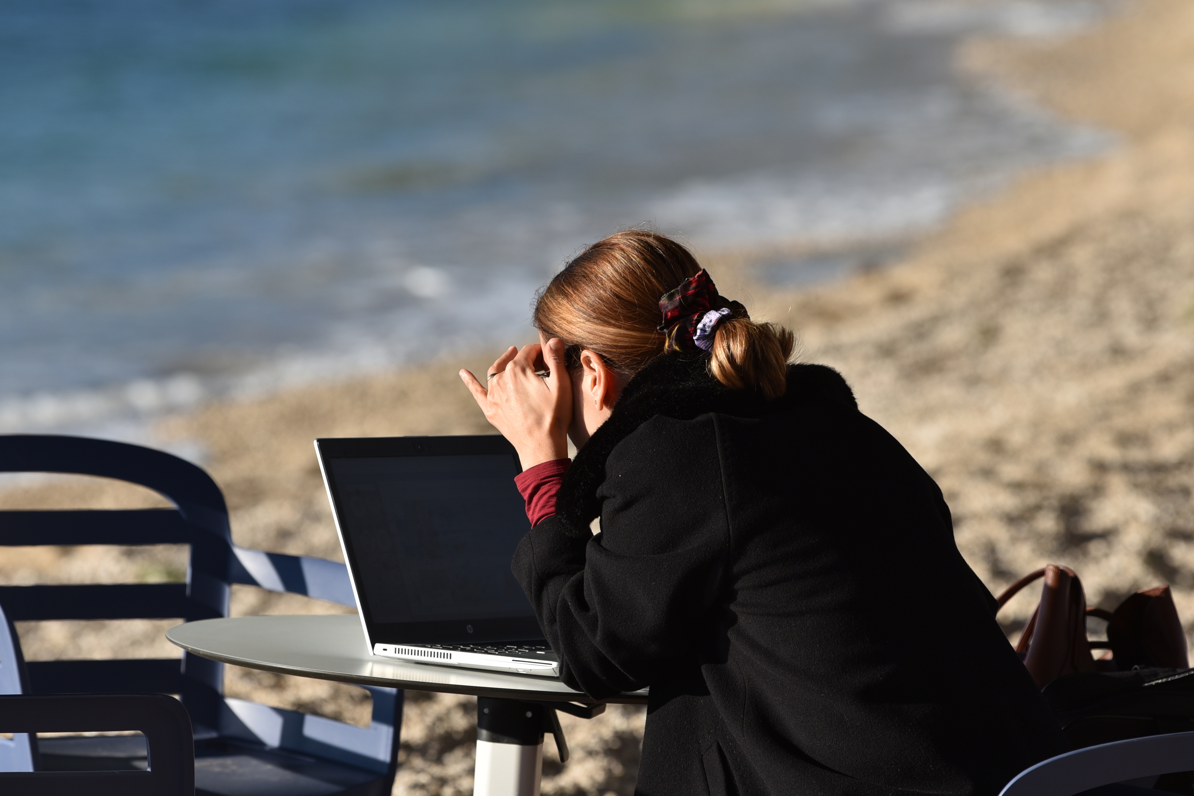 Makarska: Unatoč buri sunčan dan je idealan za rad uz more
