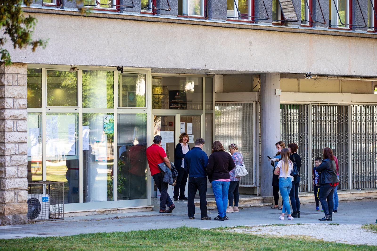 Puljani čekaju u redu na Zavodu za zapošlljavanje