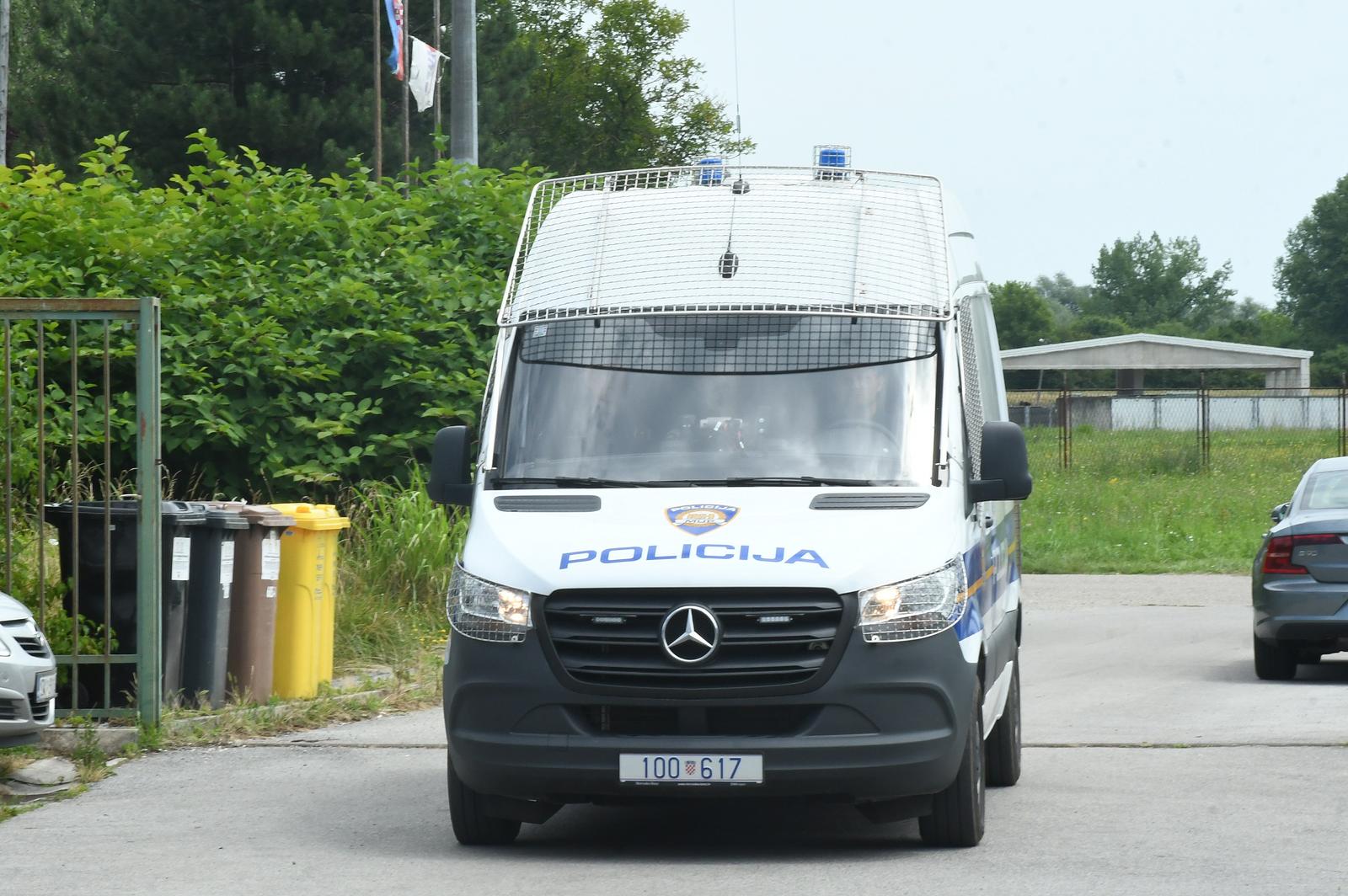 Sisak: Priveden muškarac osumnjičen za ubojstvo jedne osobe i ranjavanje njih osam