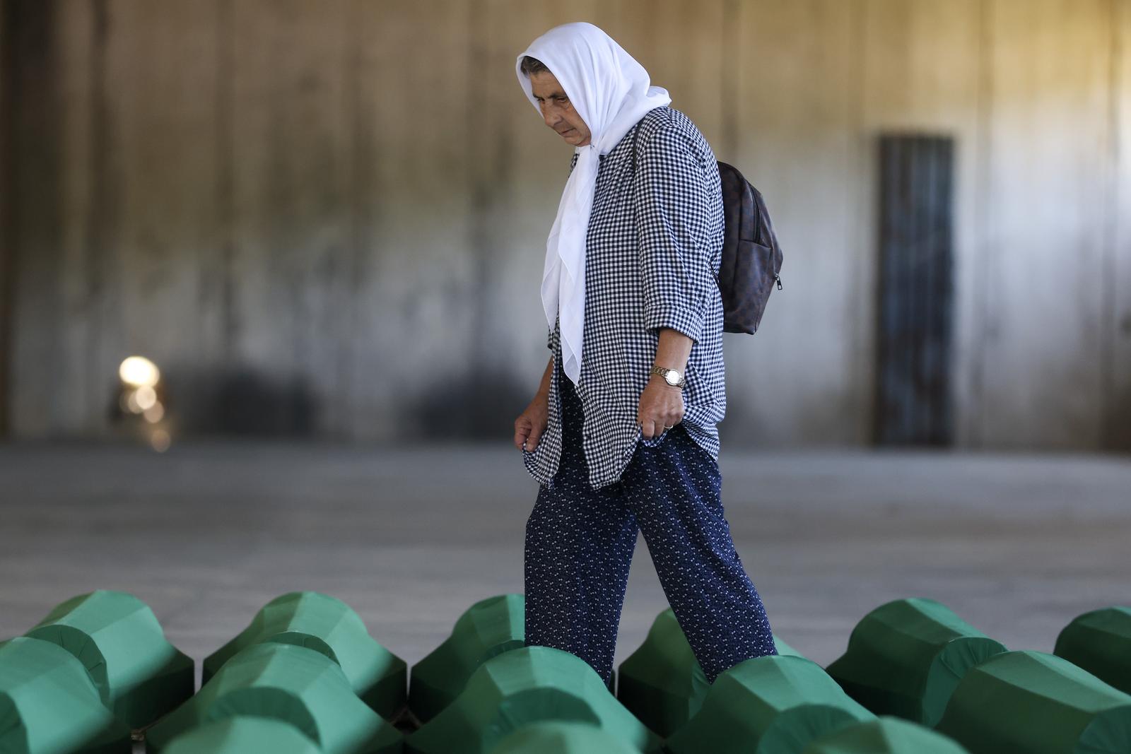 Potočari: Obitelji obilaze tabute s posmrtnim ostatcima 30 novoidentificiranih žrtava genocida