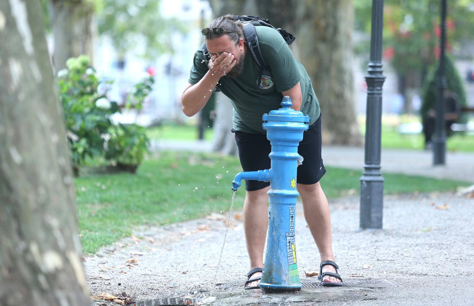 Zagreb: Pumpa za vodu na Zrinjevcu omiljena je postaja prolaznika