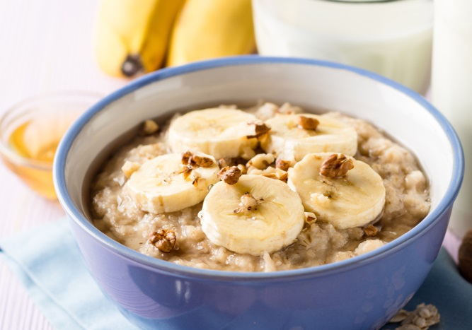 zobena kaša, banane, doručak, Oatmeal,Porridge,With,Banana,,Walnuts,And,Honey,In,Bowl,On