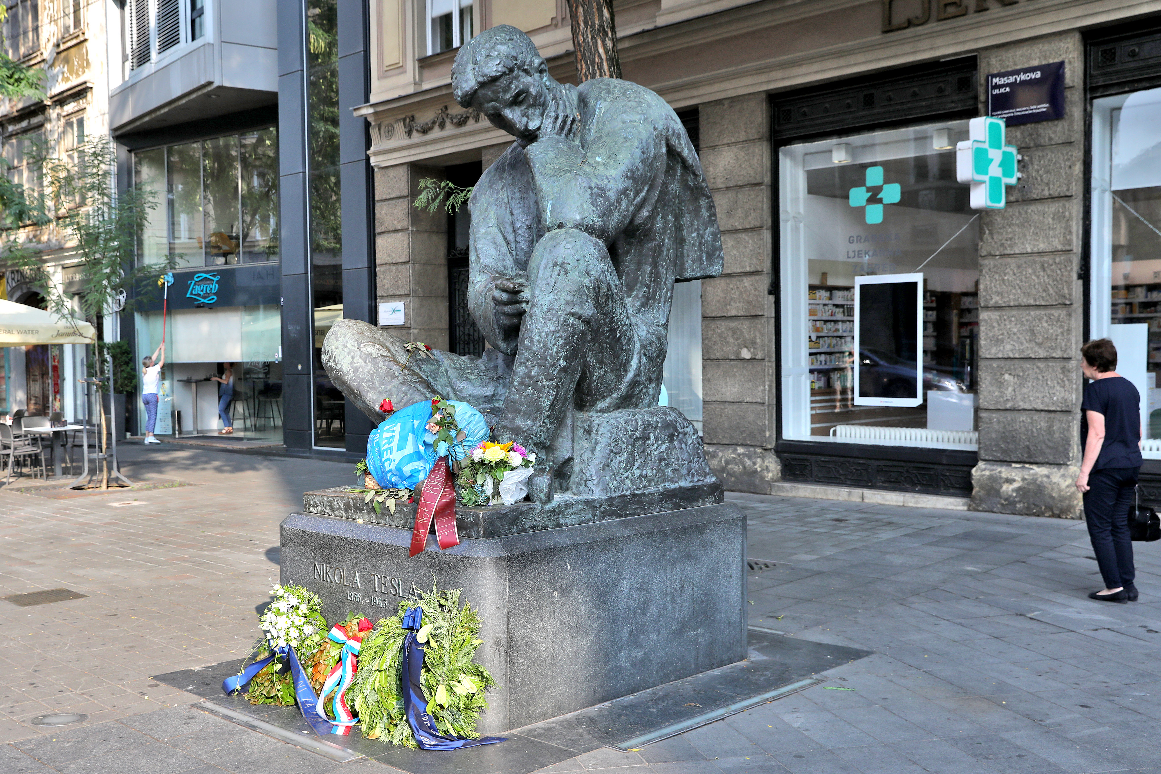 nikola tesla, spomenik