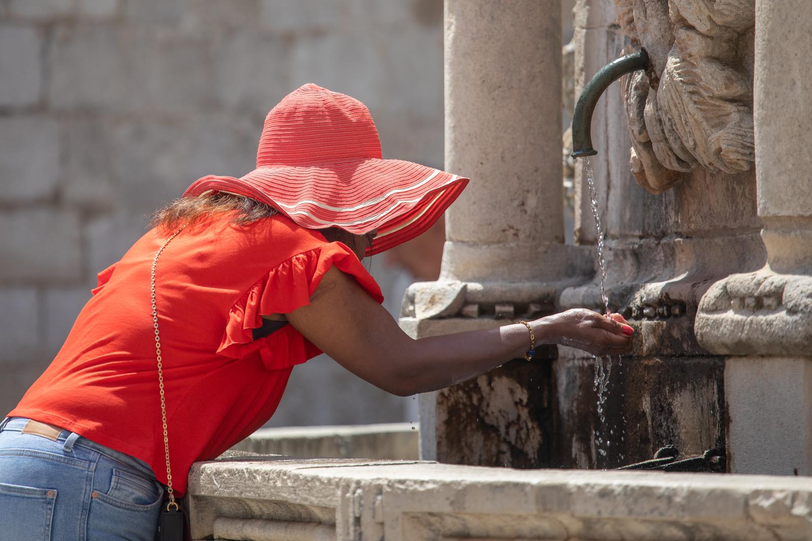 Brojne česme po Dubrovniku pravi su spas po nesnosnim vrućinam i sparini