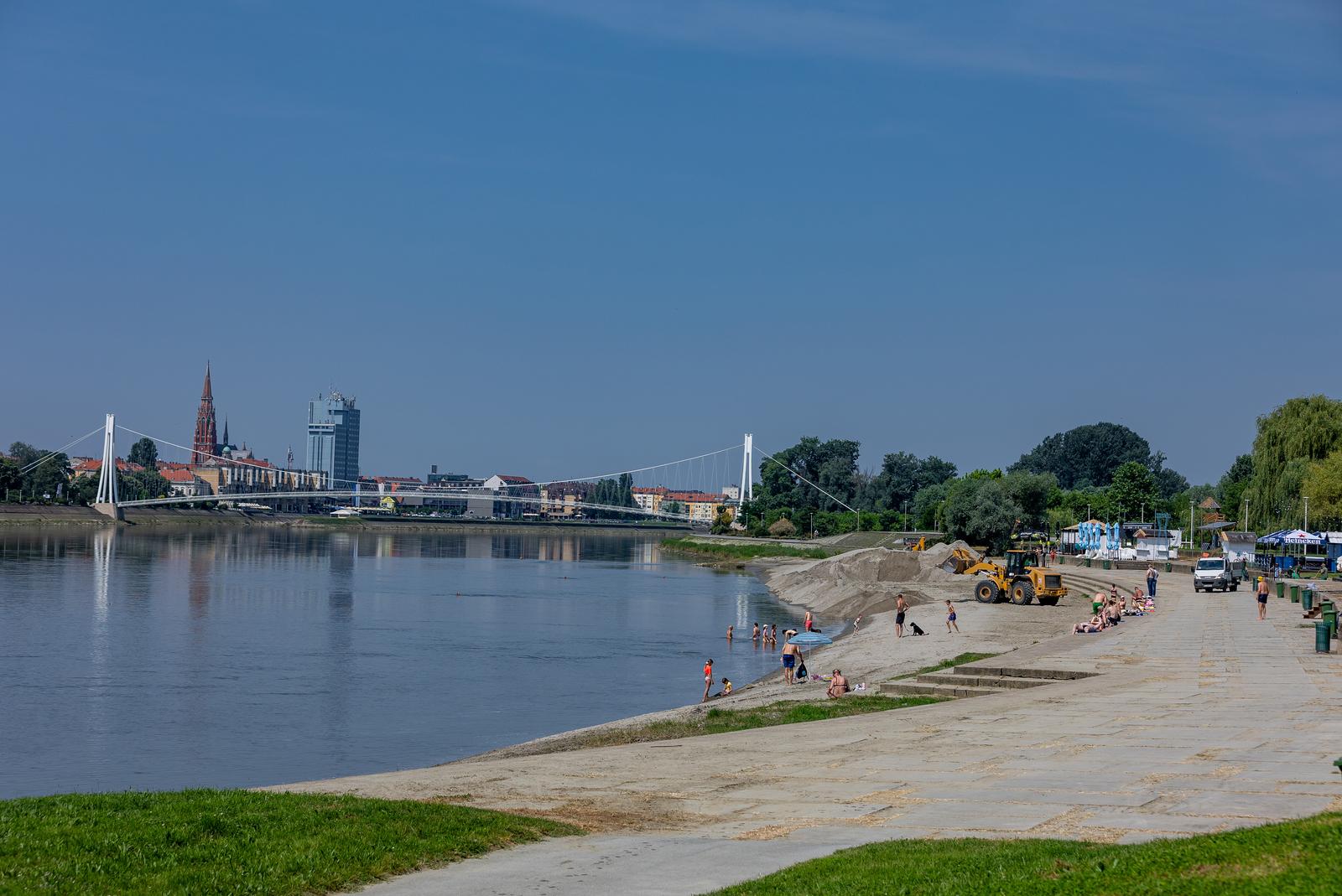 Osijek: Radnici uređuju plažu Kopika