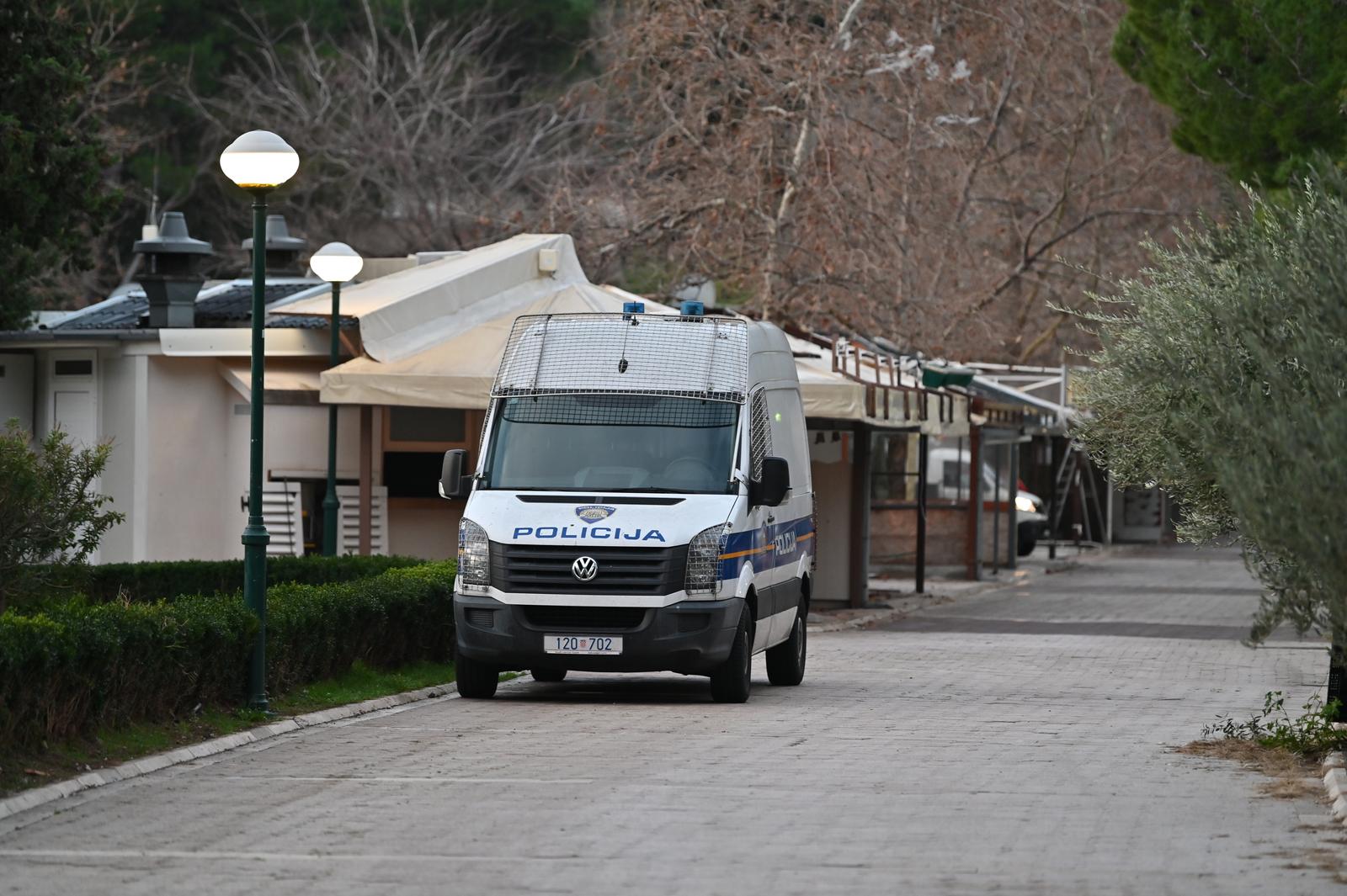 Makarska: Policija i specijalci ogradili Peškeru, kreće uklanjanje kioska
