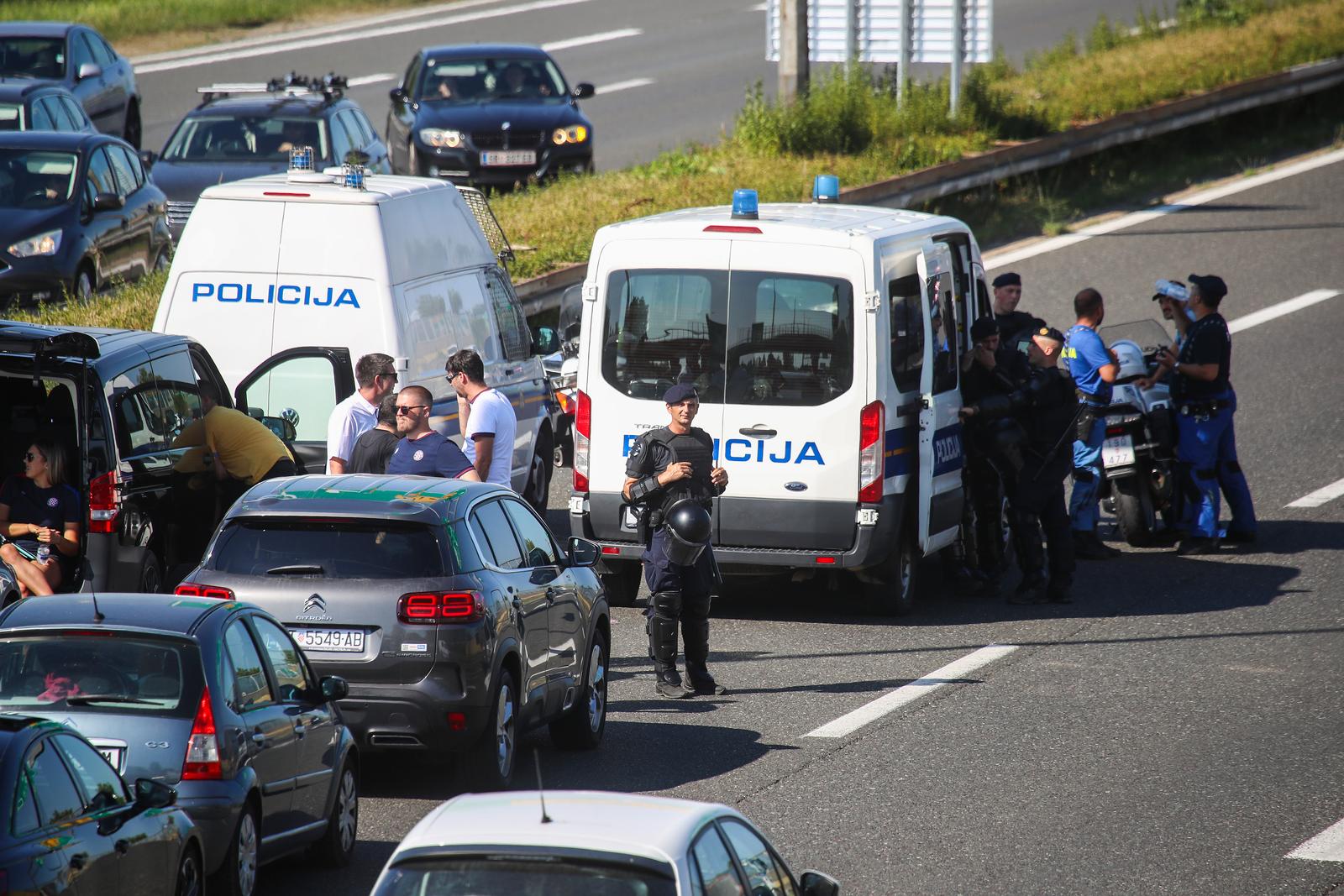 Zagreb: Policija u Lučkom dočekuje Torcidu