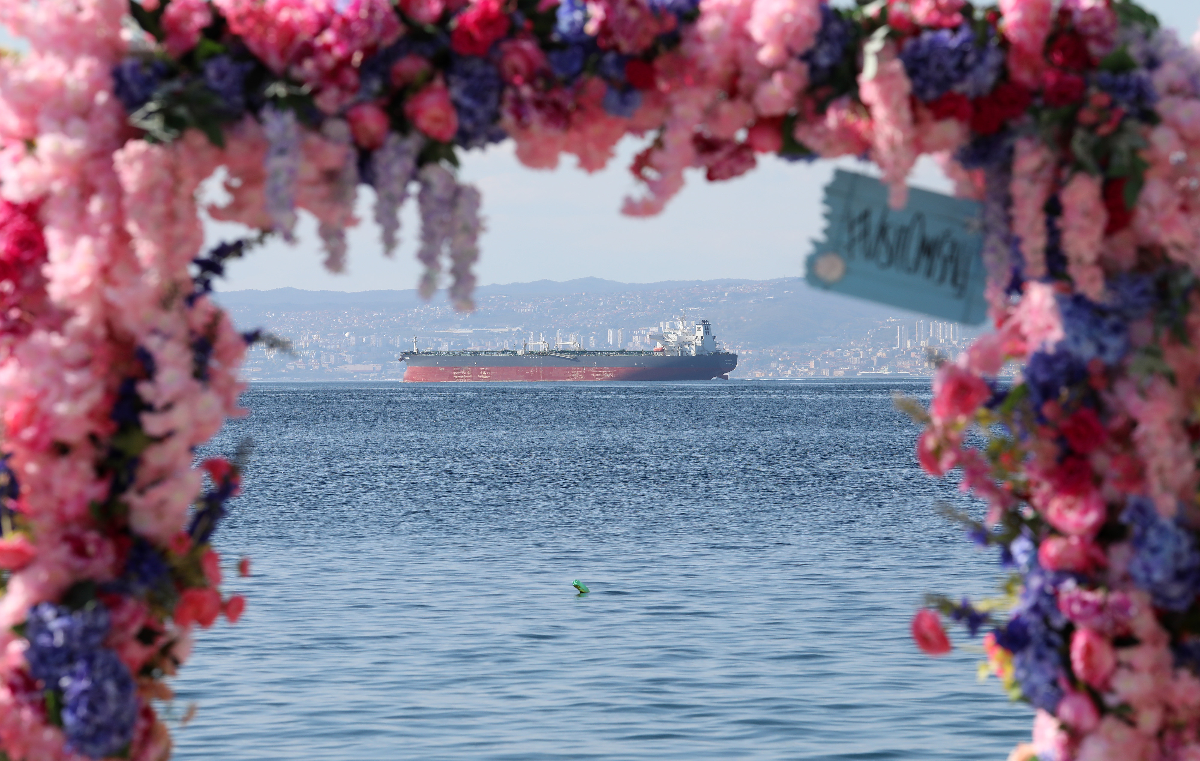 Tanker Valtamed Valletta isplovljava s terminala u Omišlju