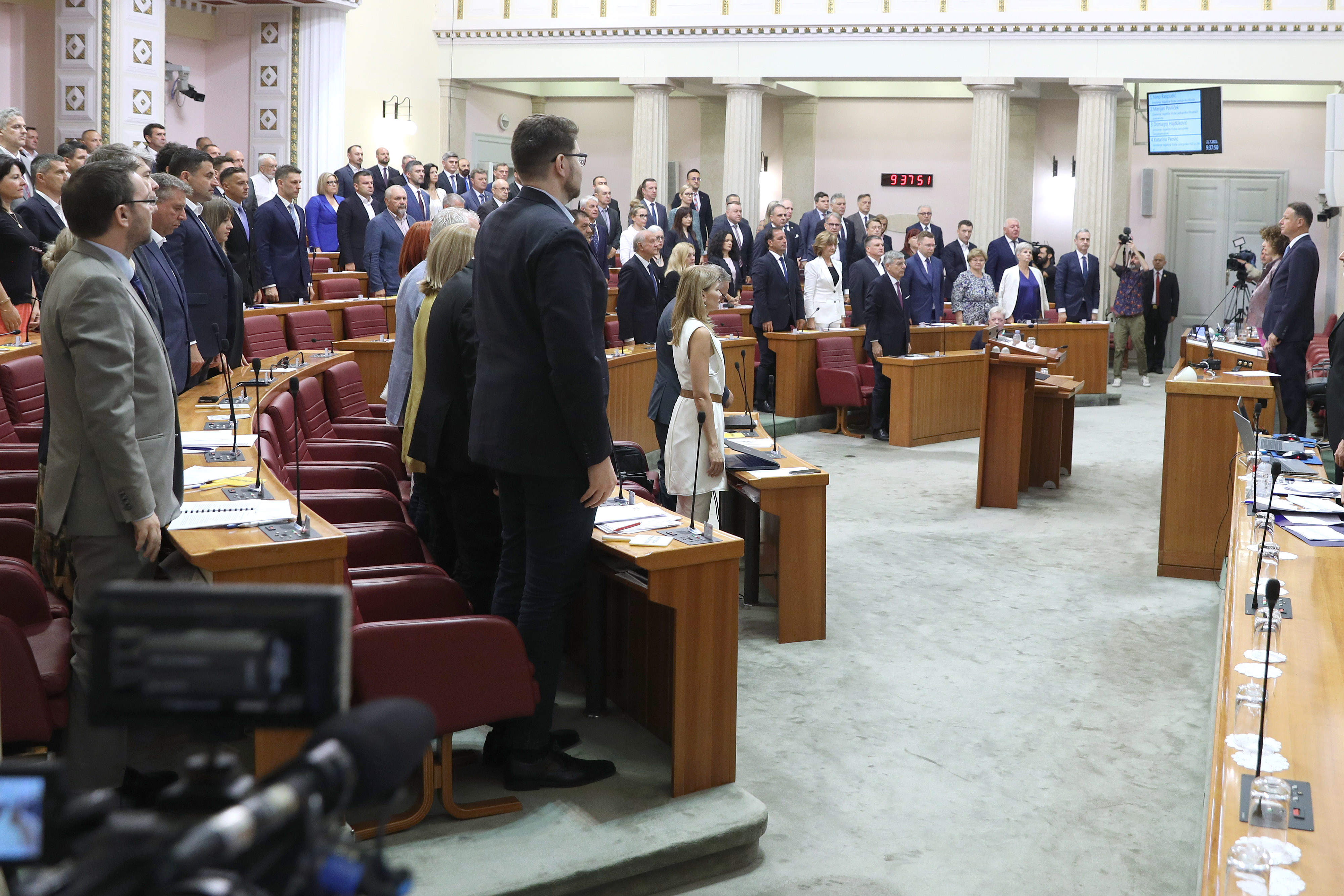 Zagreb: U Saboru minuta šutnje za žrtve oluje